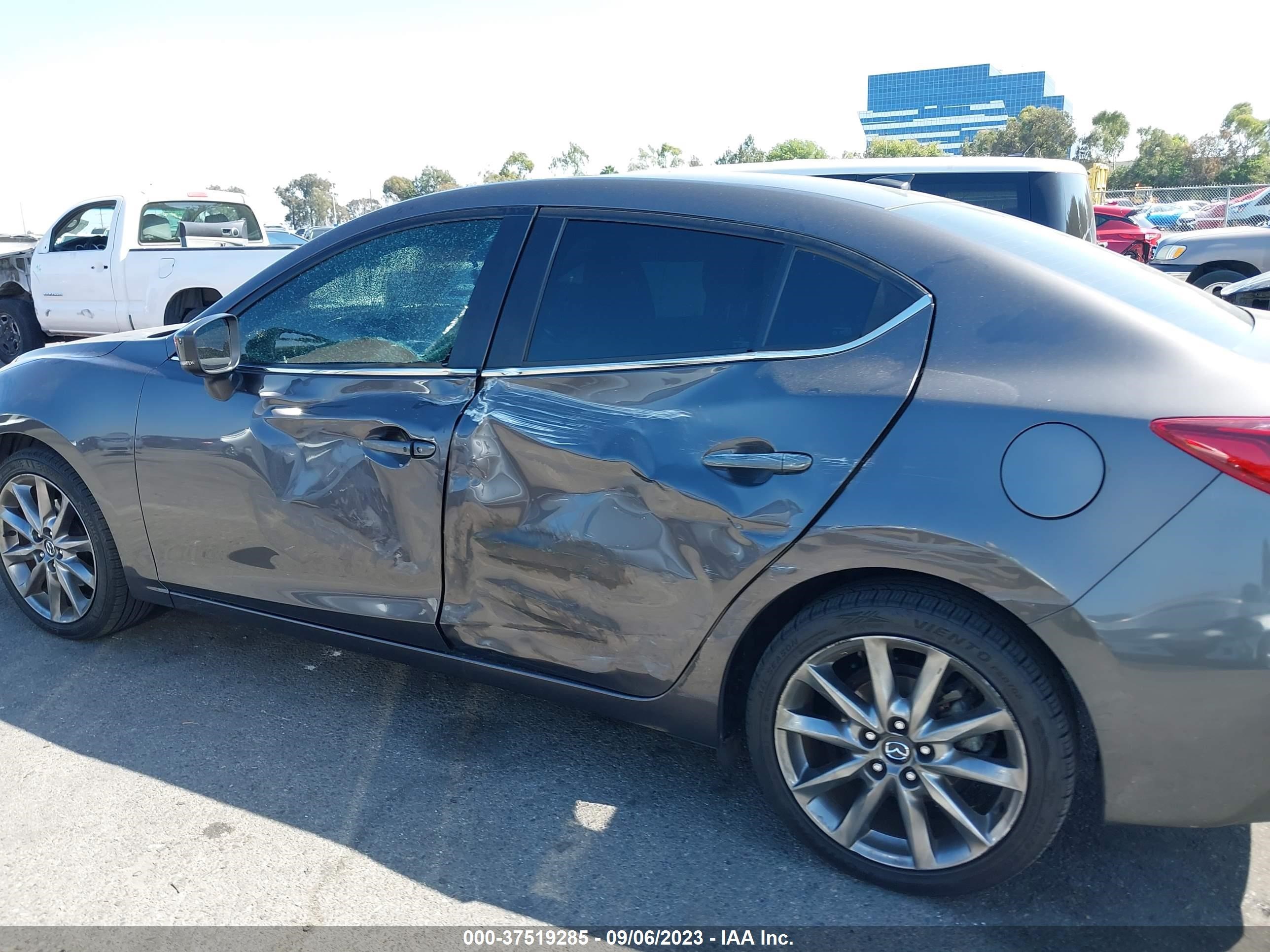 Photo 13 VIN: 3MZBN1V33JM260150 - MAZDA 3 