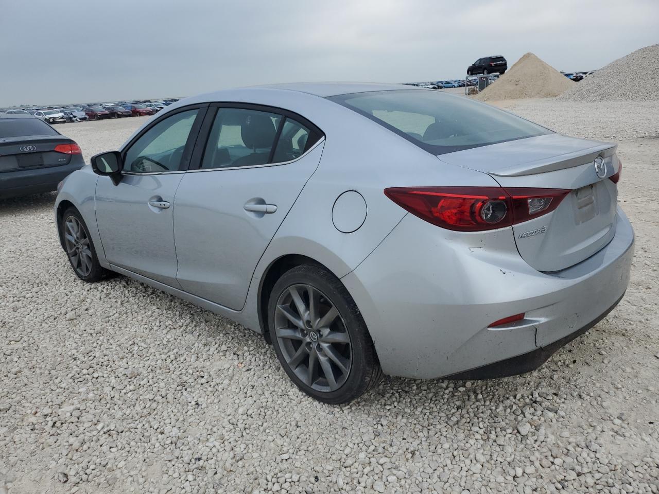 Photo 1 VIN: 3MZBN1V35JM207885 - MAZDA 3 