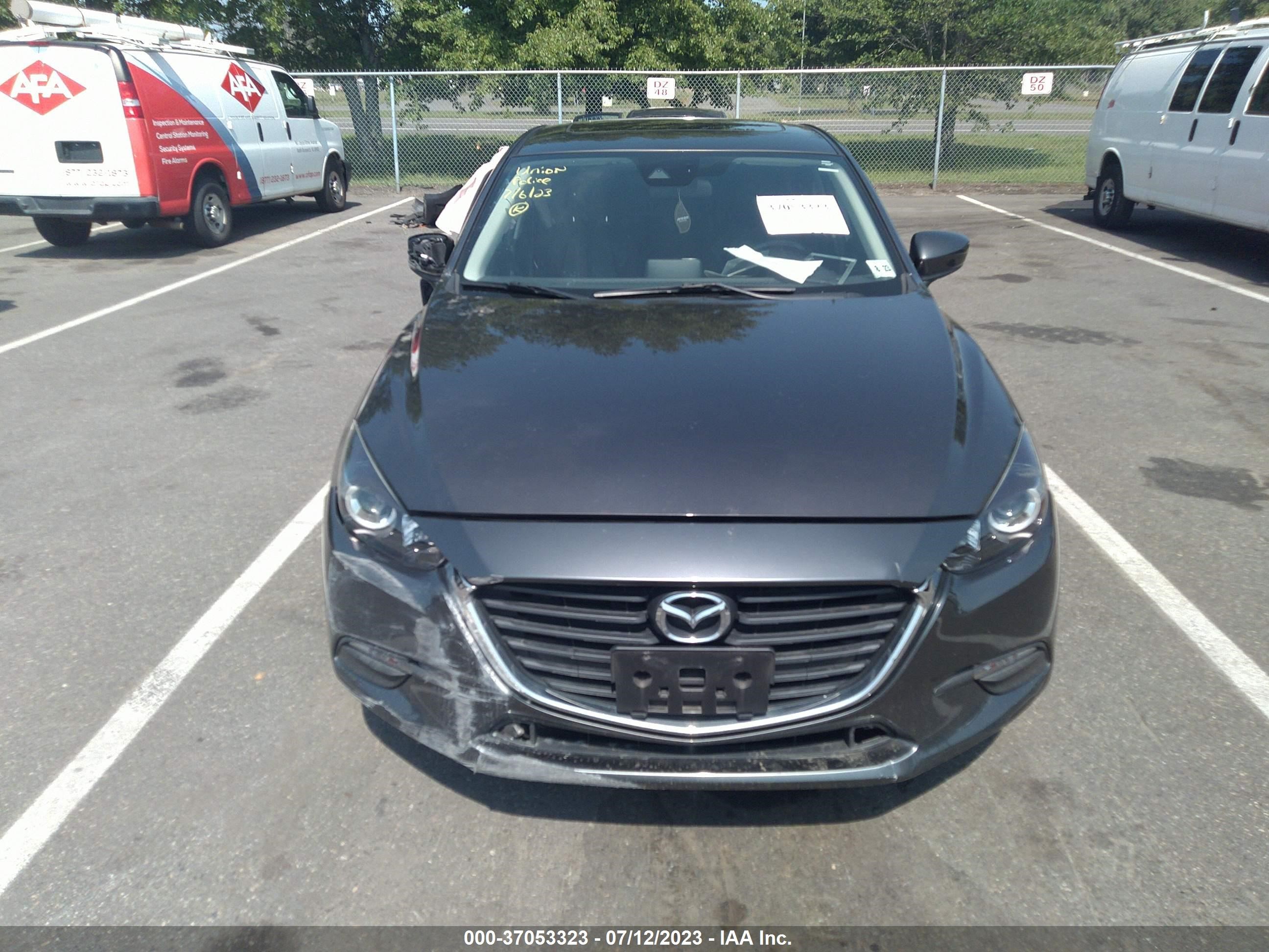 Photo 11 VIN: 3MZBN1V39JM231719 - MAZDA 3 