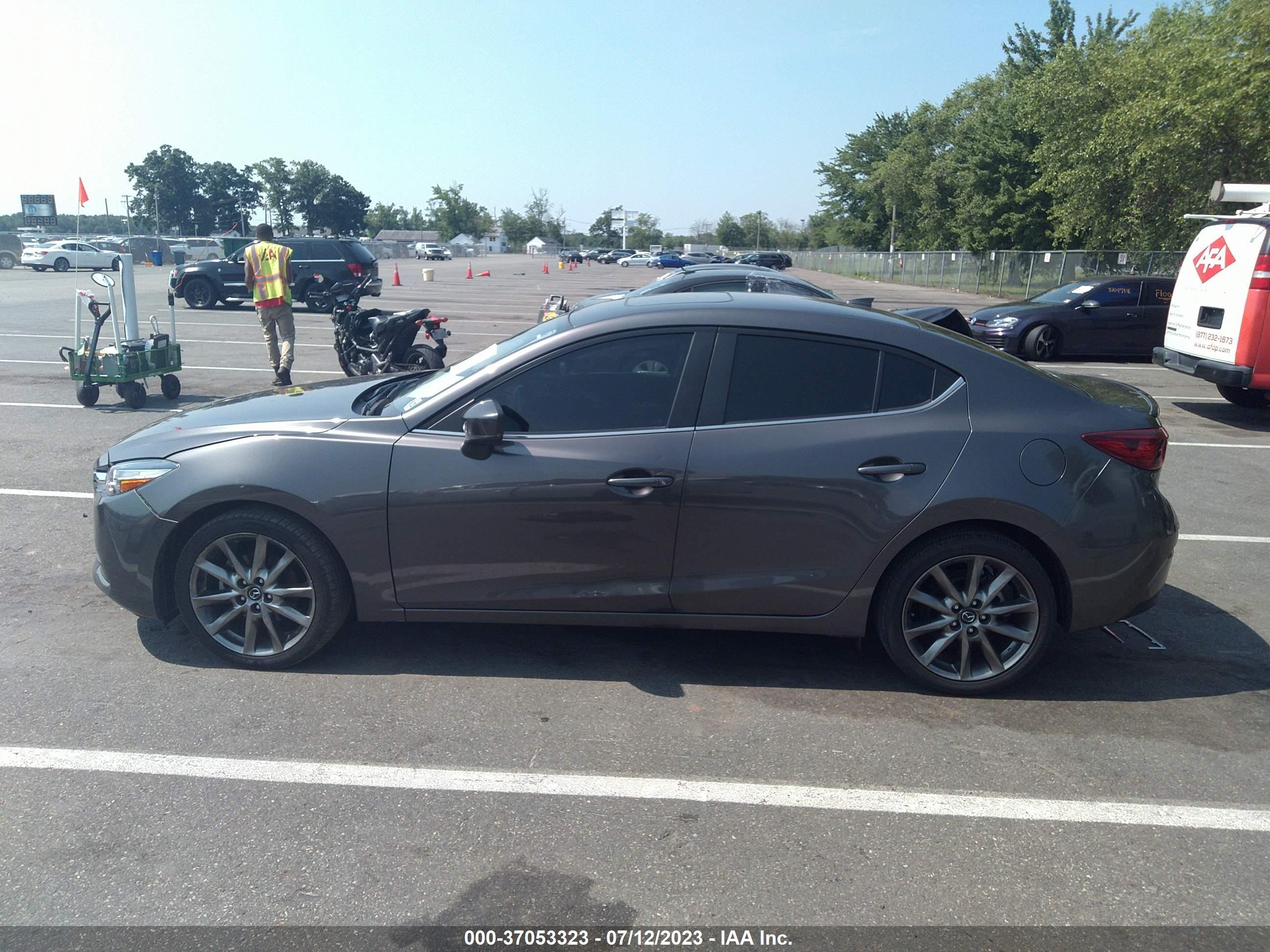 Photo 13 VIN: 3MZBN1V39JM231719 - MAZDA 3 