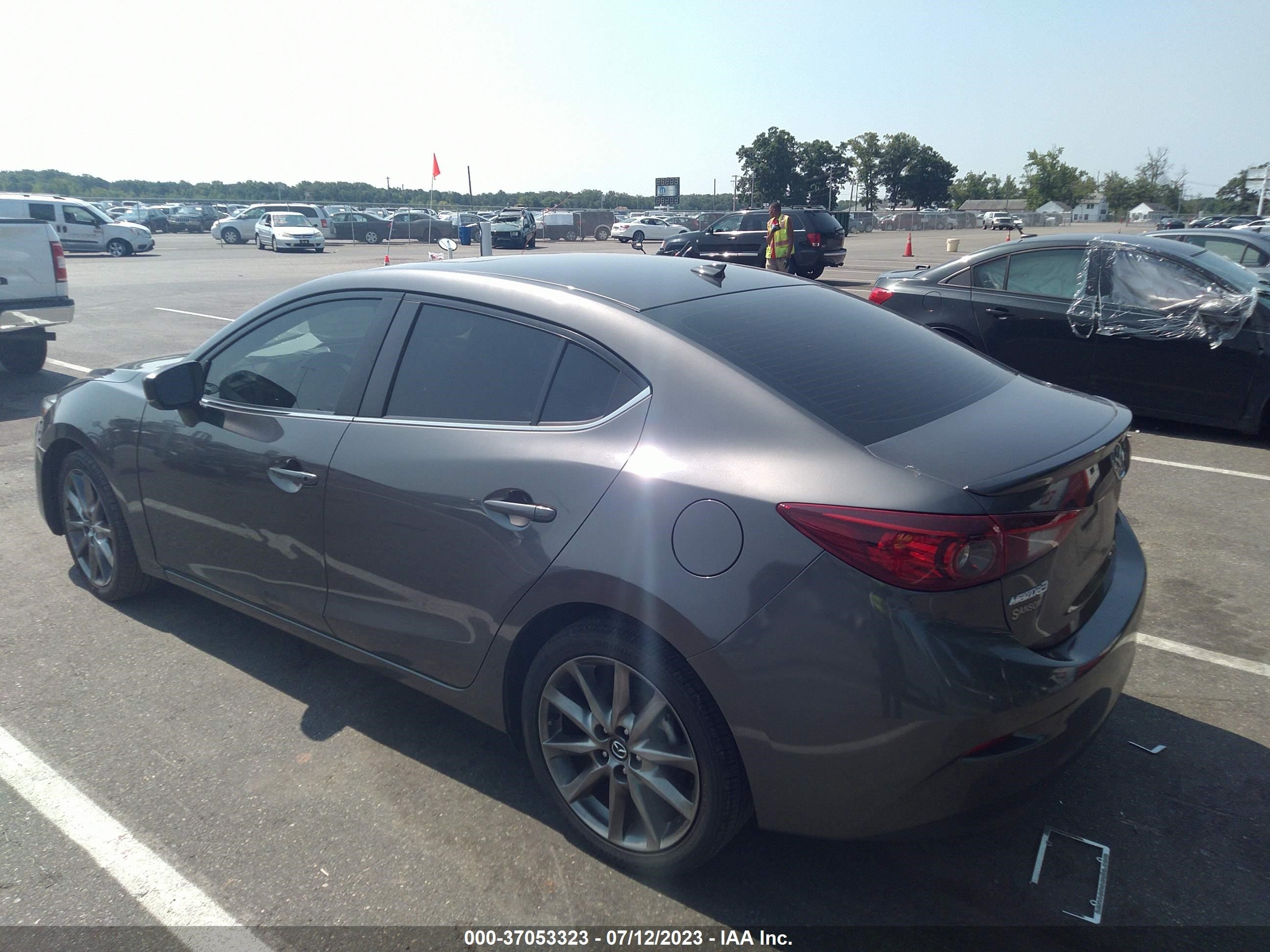 Photo 2 VIN: 3MZBN1V39JM231719 - MAZDA 3 