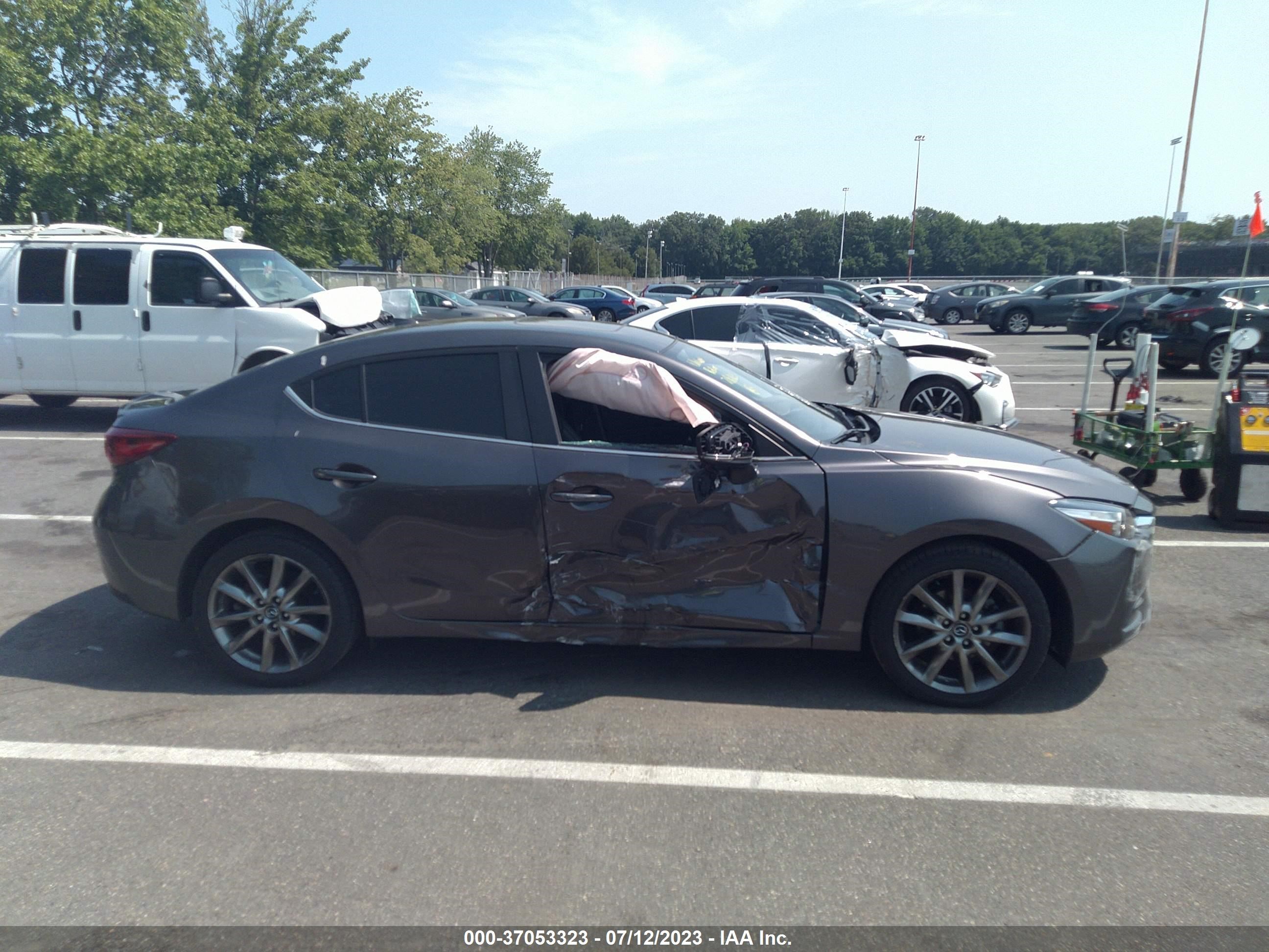 Photo 4 VIN: 3MZBN1V39JM231719 - MAZDA 3 