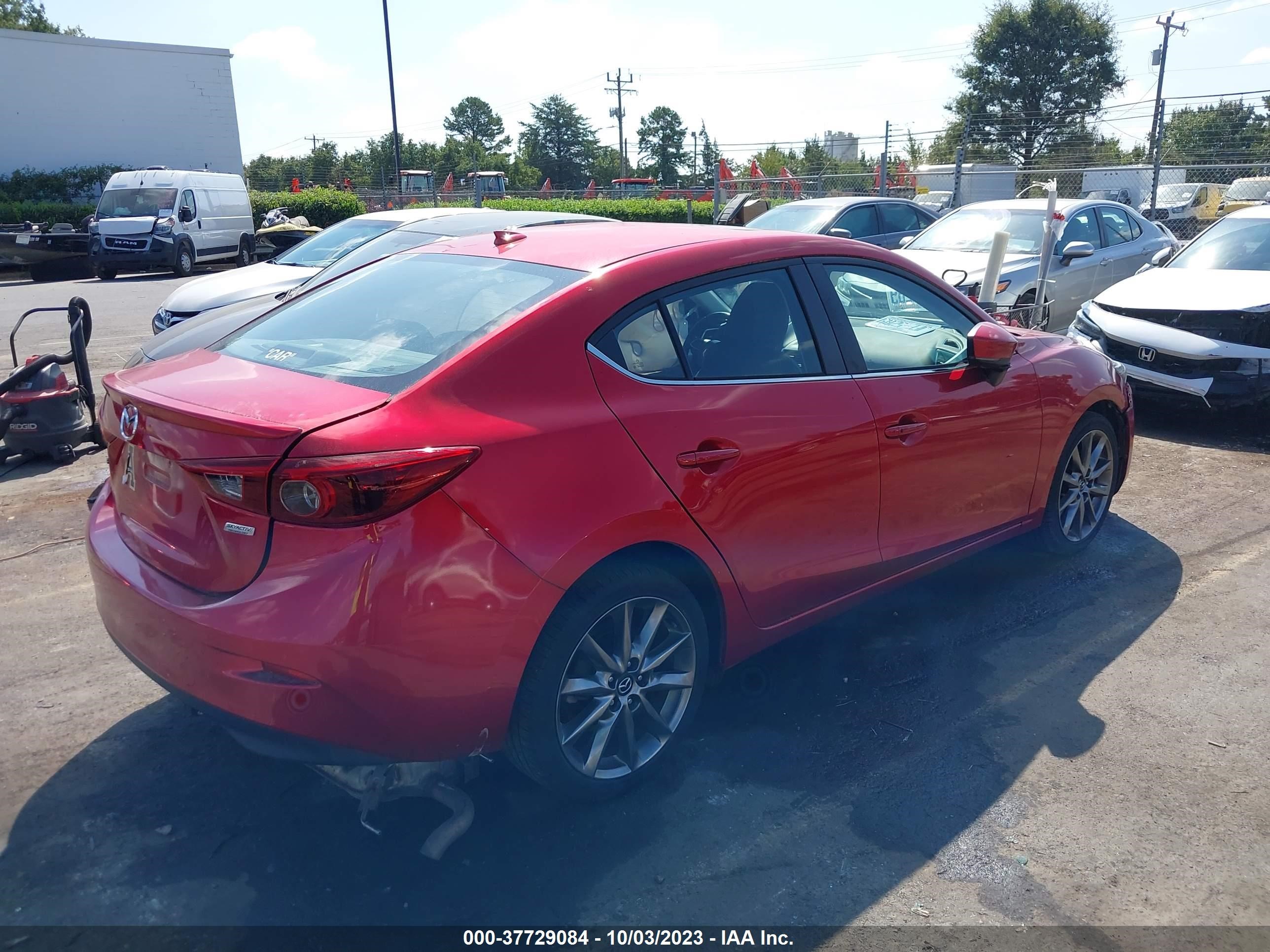 Photo 3 VIN: 3MZBN1W30JM187351 - MAZDA 3 