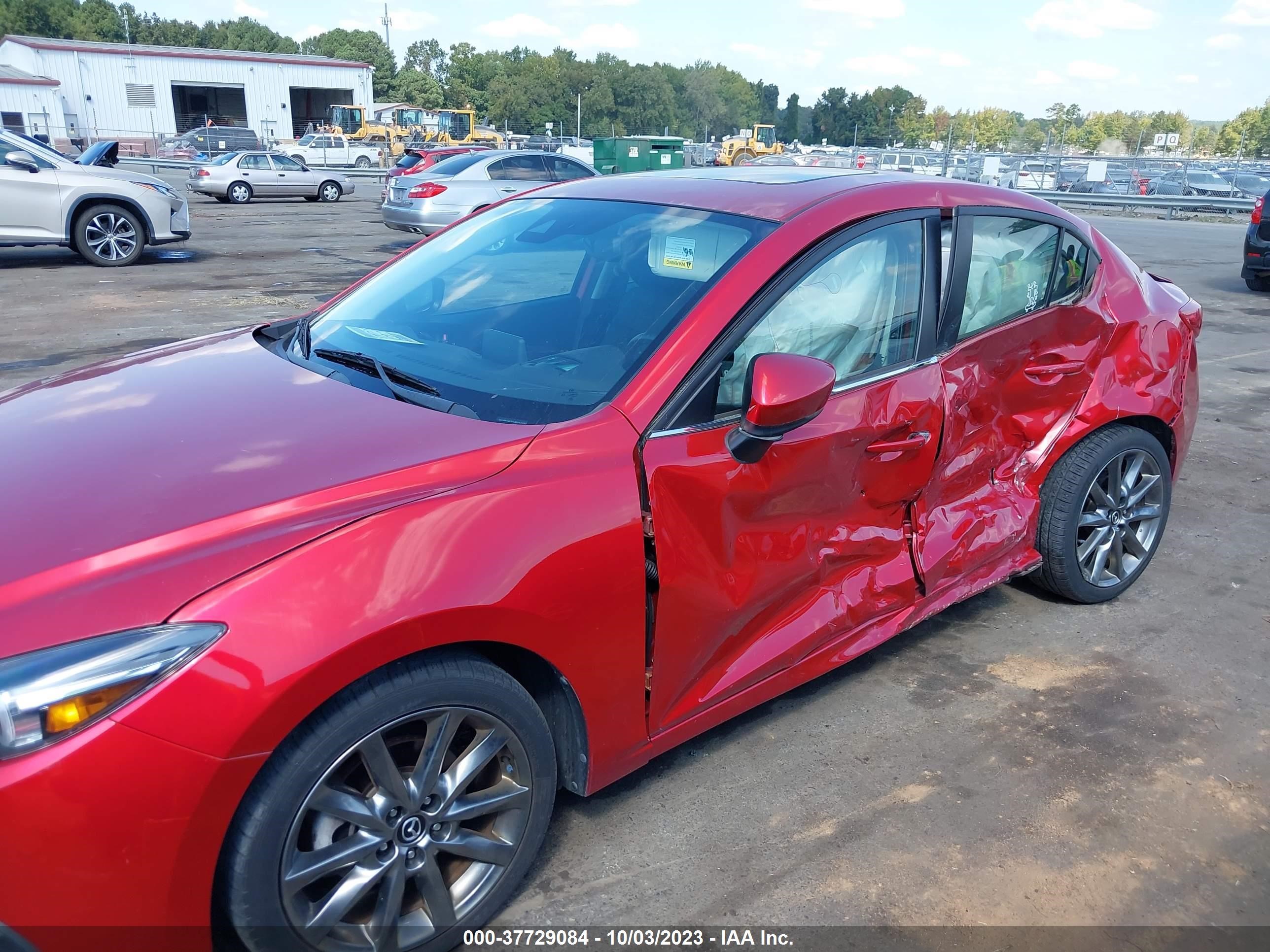 Photo 5 VIN: 3MZBN1W30JM187351 - MAZDA 3 