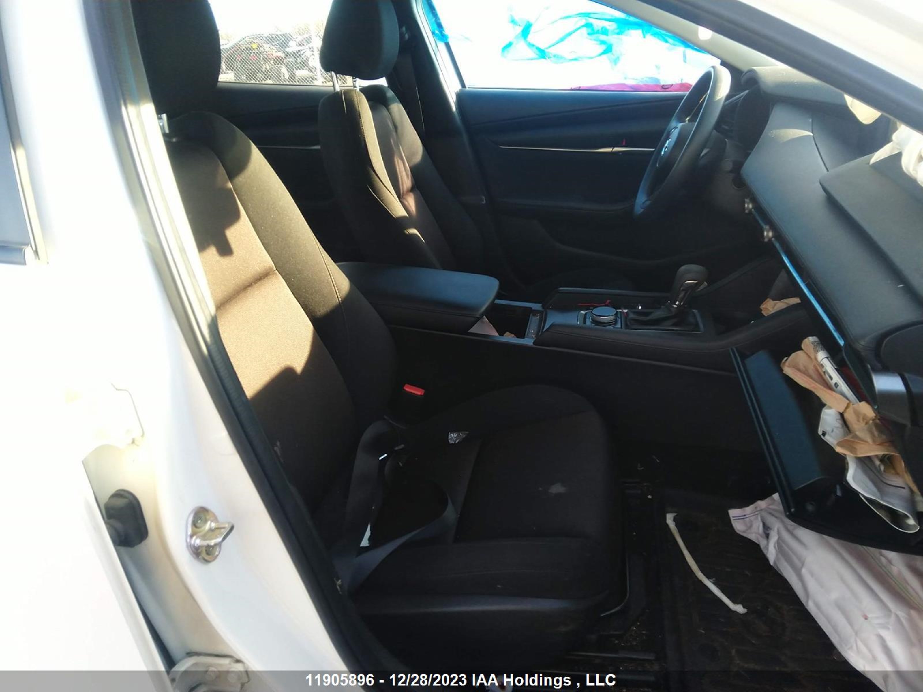 Photo 4 VIN: 3MZBPAB77NM310958 - MAZDA 3 