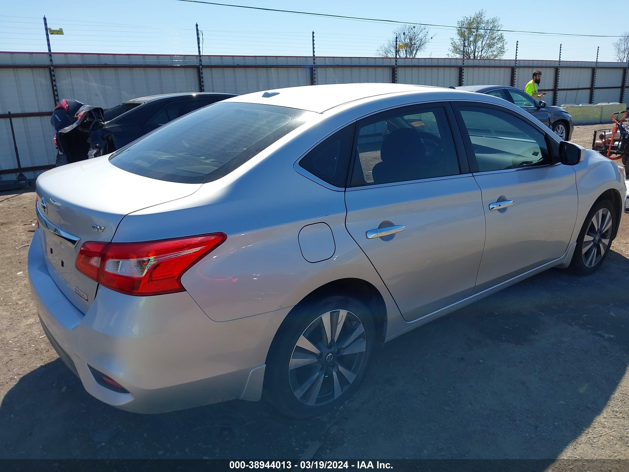 Photo 3 VIN: 3N1AB7APXKY256886 - NISSAN SENTRA 