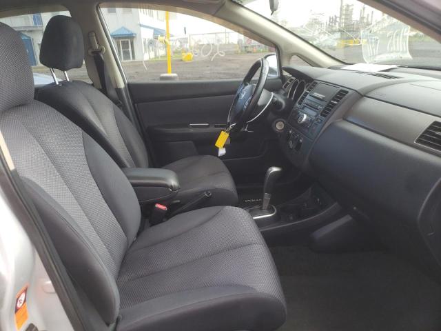 Photo 4 VIN: 3N1BC11E38L425990 - NISSAN VERSA 