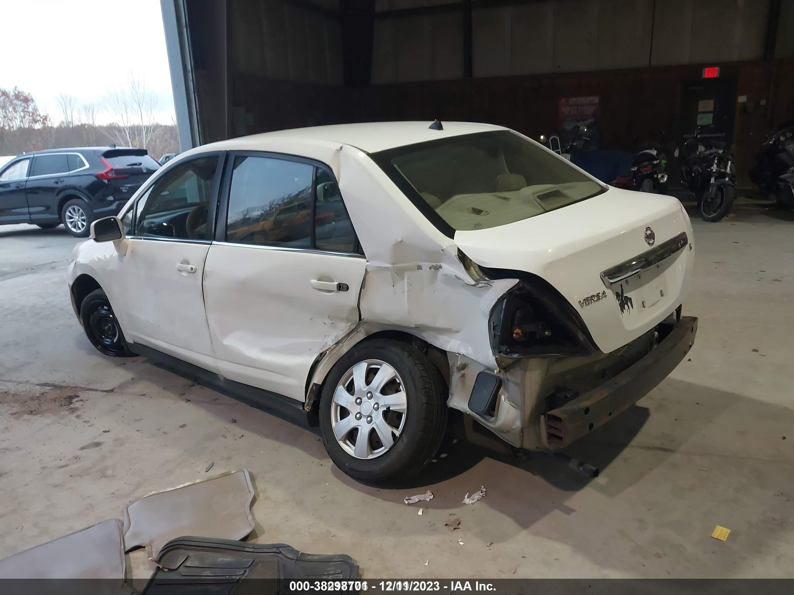 Photo 2 VIN: 3N1BC11E47L404838 - NISSAN VERSA 