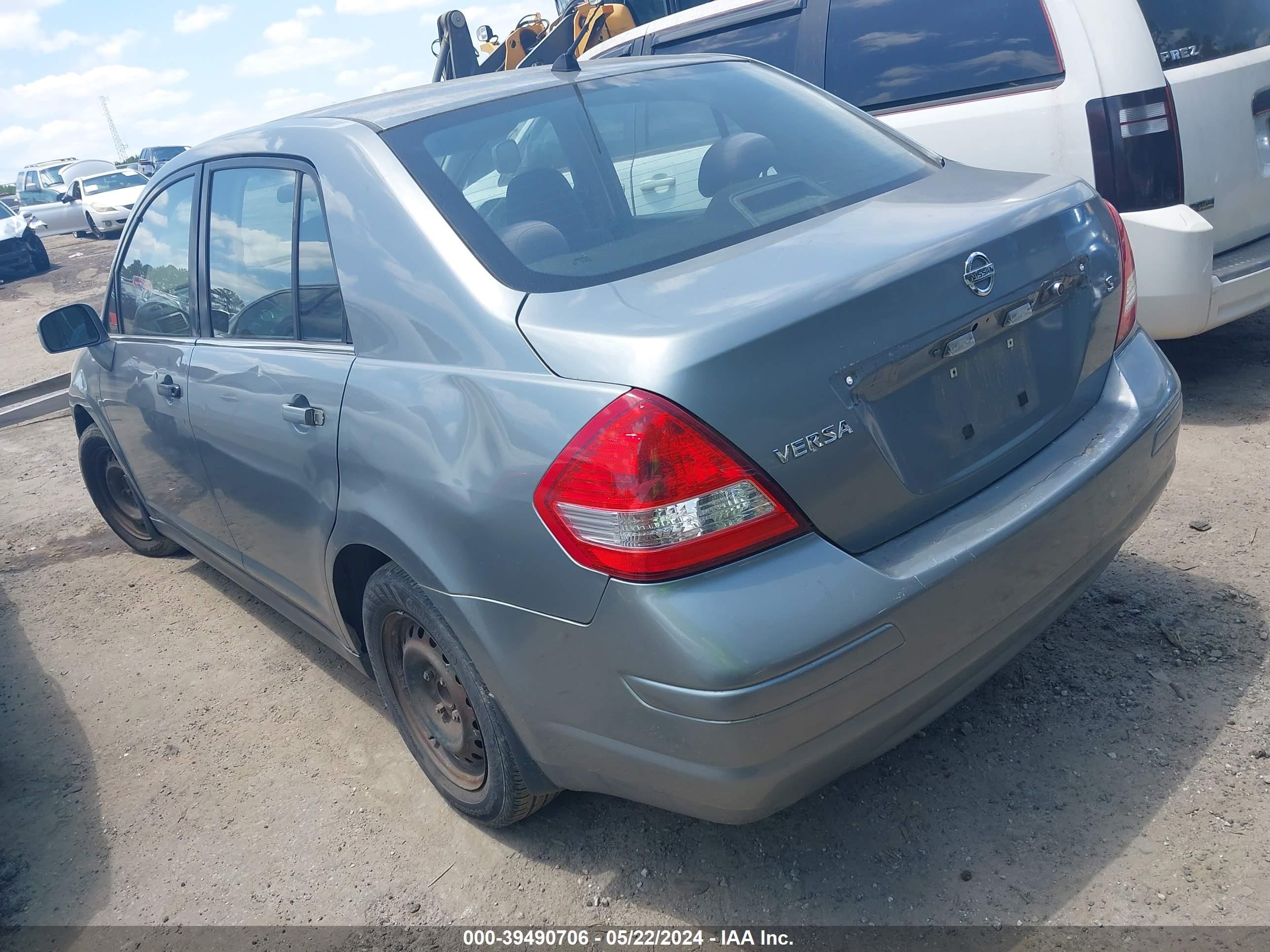 Photo 2 VIN: 3N1BC11E47L424250 - NISSAN VERSA 