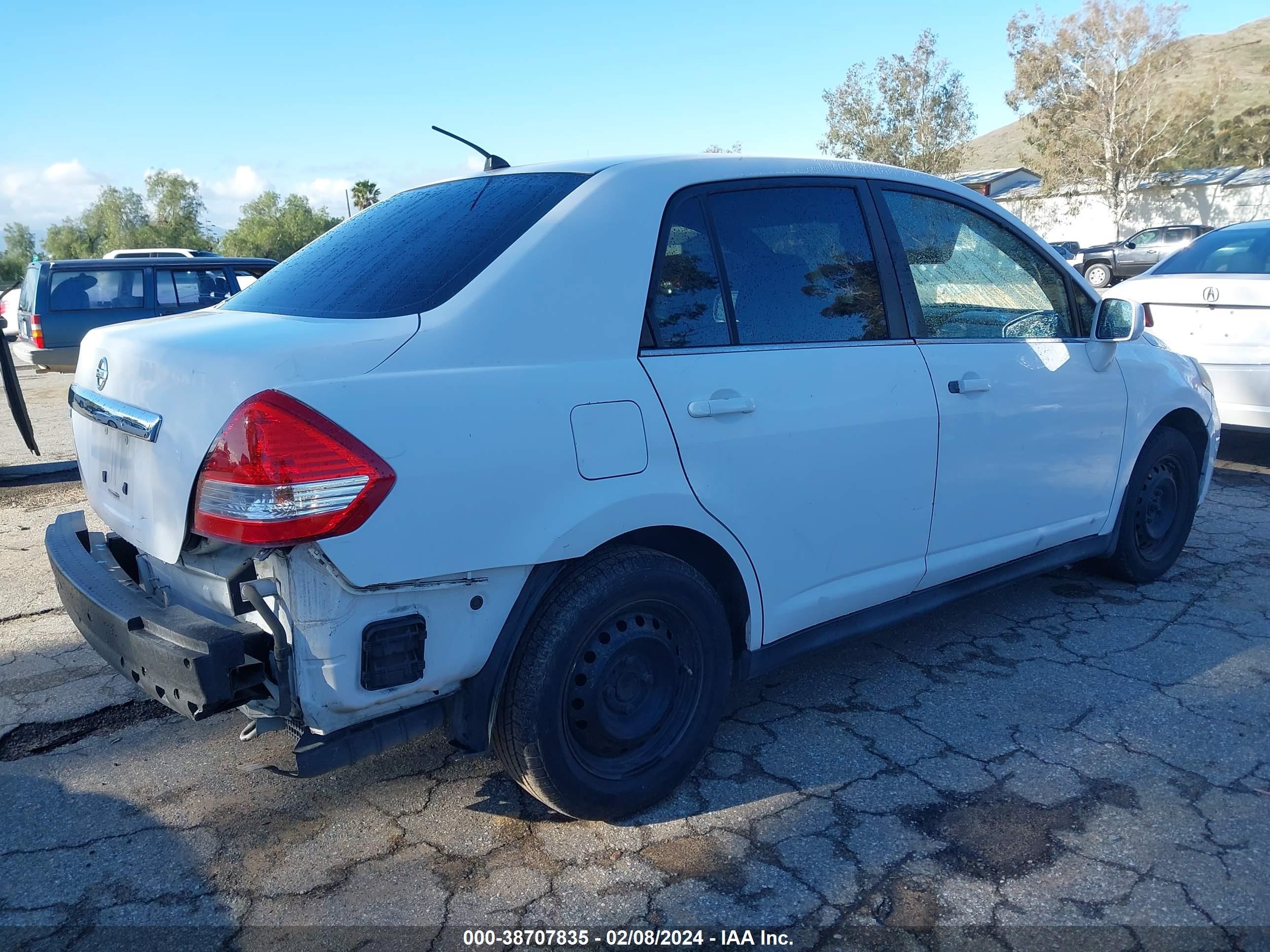 Photo 3 VIN: 3N1BC11E48L421656 - NISSAN VERSA 