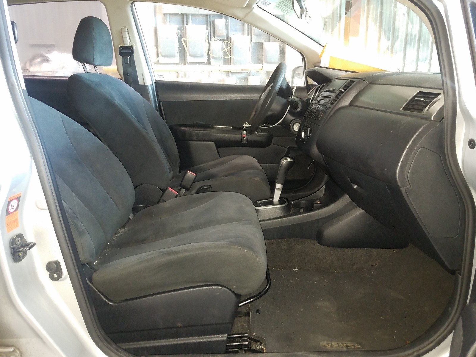 Photo 4 VIN: 3N1BC11E49L392239 - NISSAN VERSA S 