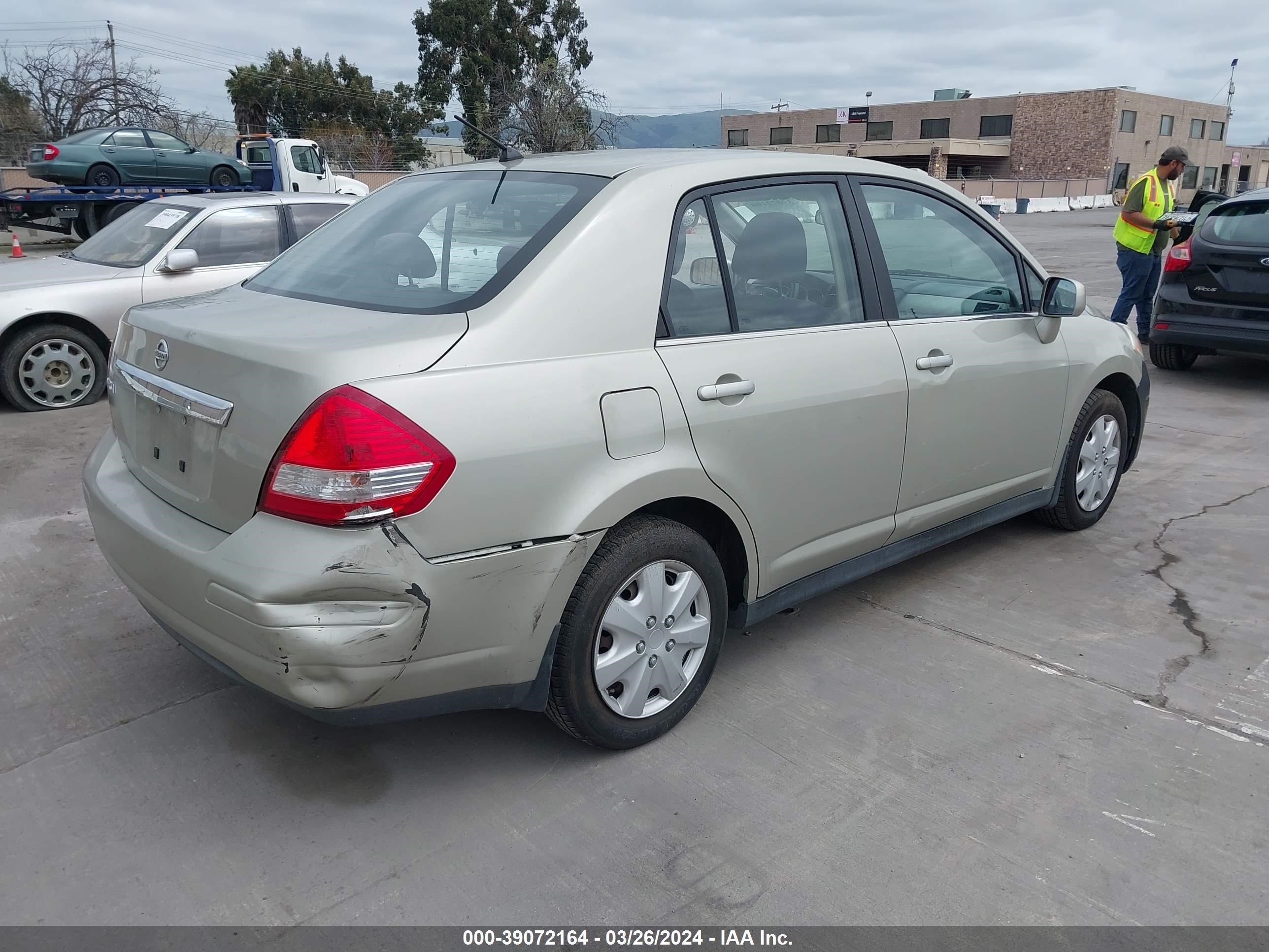 Photo 3 VIN: 3N1BC11E58L372872 - NISSAN VERSA 