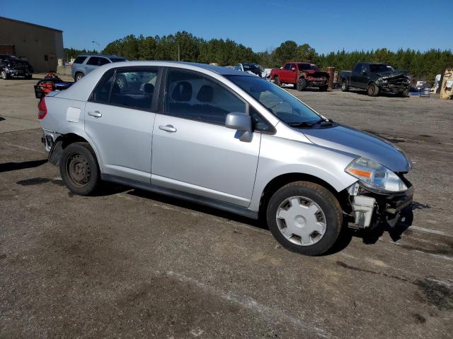 Photo 3 VIN: 3N1BC11E69L483416 - NISSAN VERSA 