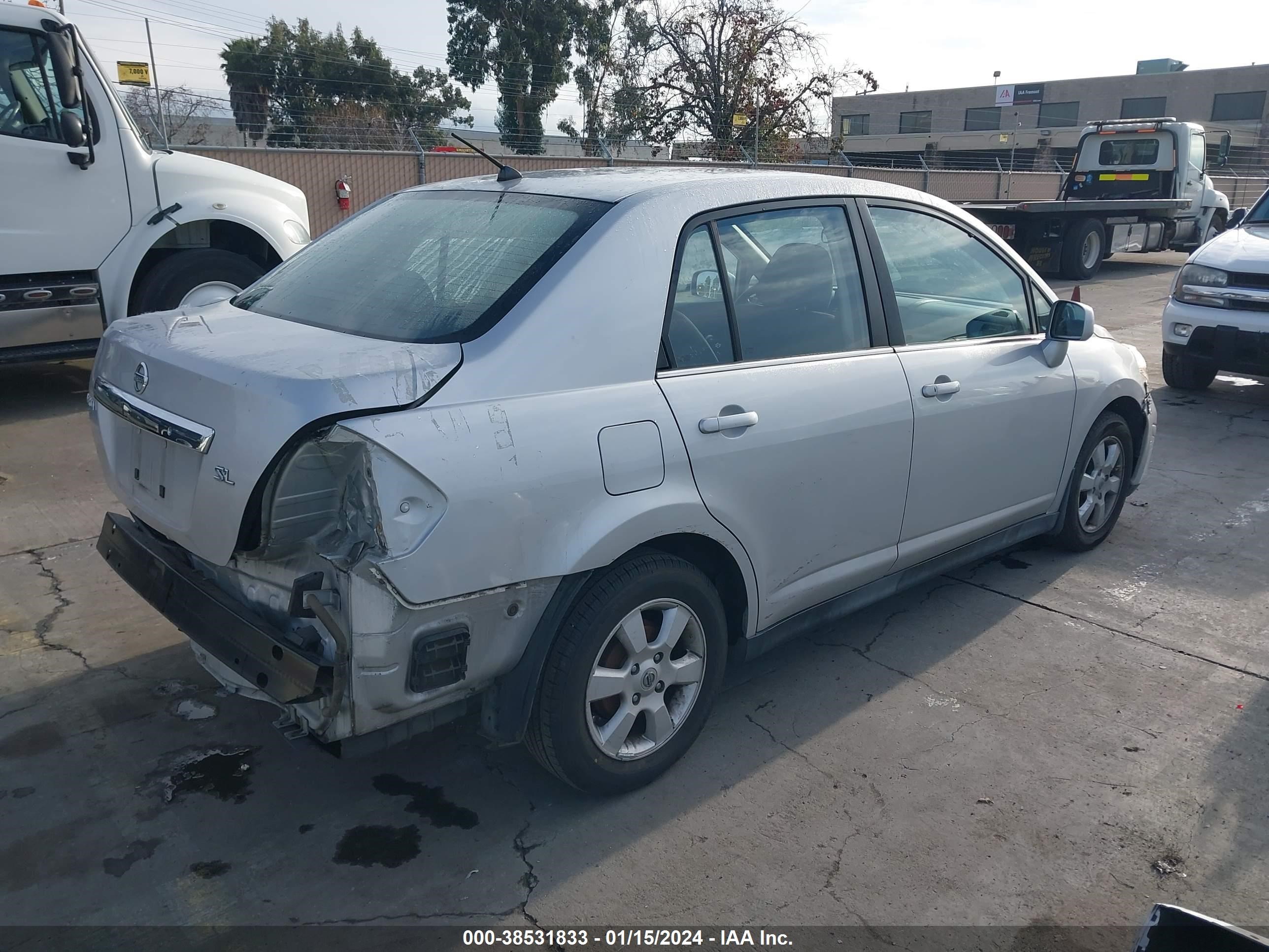 Photo 3 VIN: 3N1BC11E88L431333 - NISSAN VERSA 