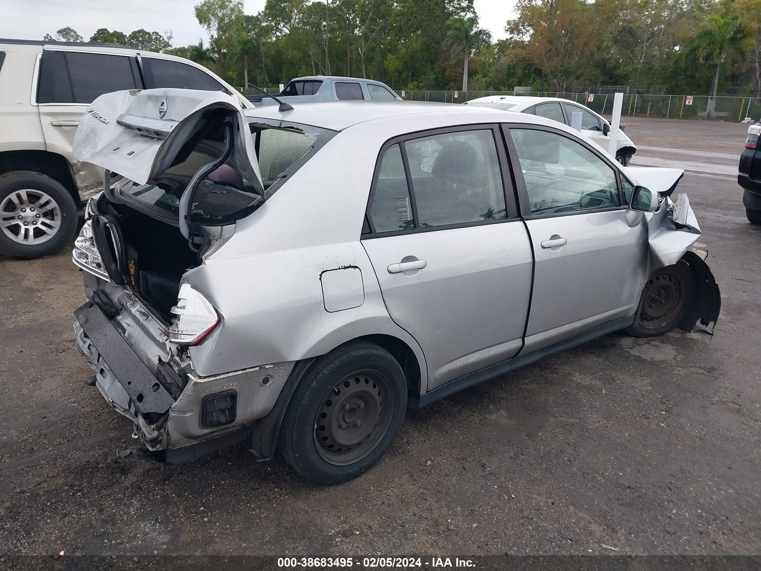 Photo 3 VIN: 3N1BC11E99L441404 - NISSAN VERSA 