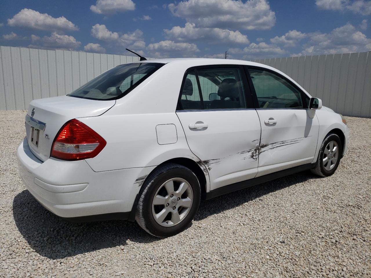 Photo 2 VIN: 3N1BC11EX9L355213 - NISSAN VERSA 