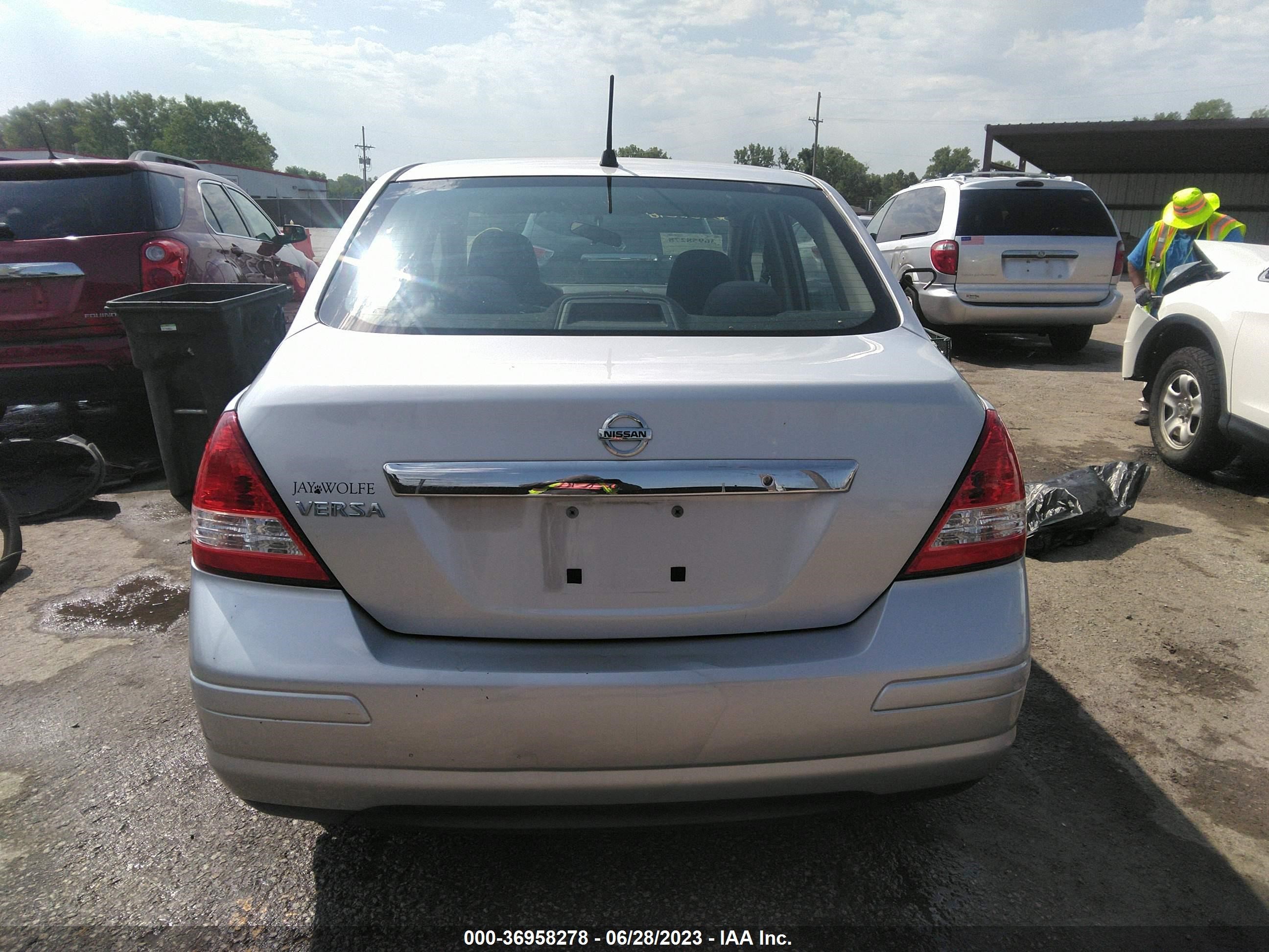 Photo 15 VIN: 3N1BC11EX9L387479 - NISSAN VERSA 