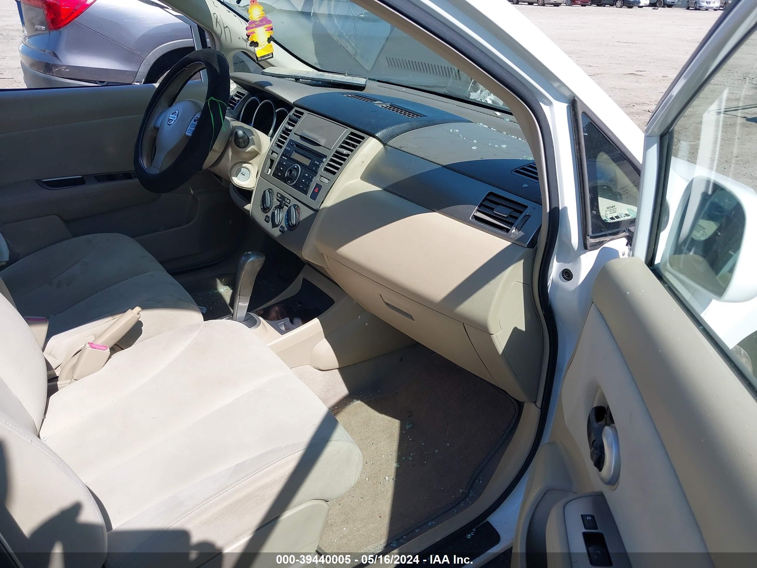 Photo 4 VIN: 3N1BC13E09L358215 - NISSAN VERSA 