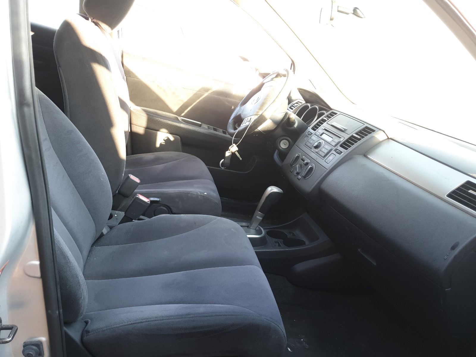 Photo 4 VIN: 3N1BC13E28L367478 - NISSAN VERSA S 