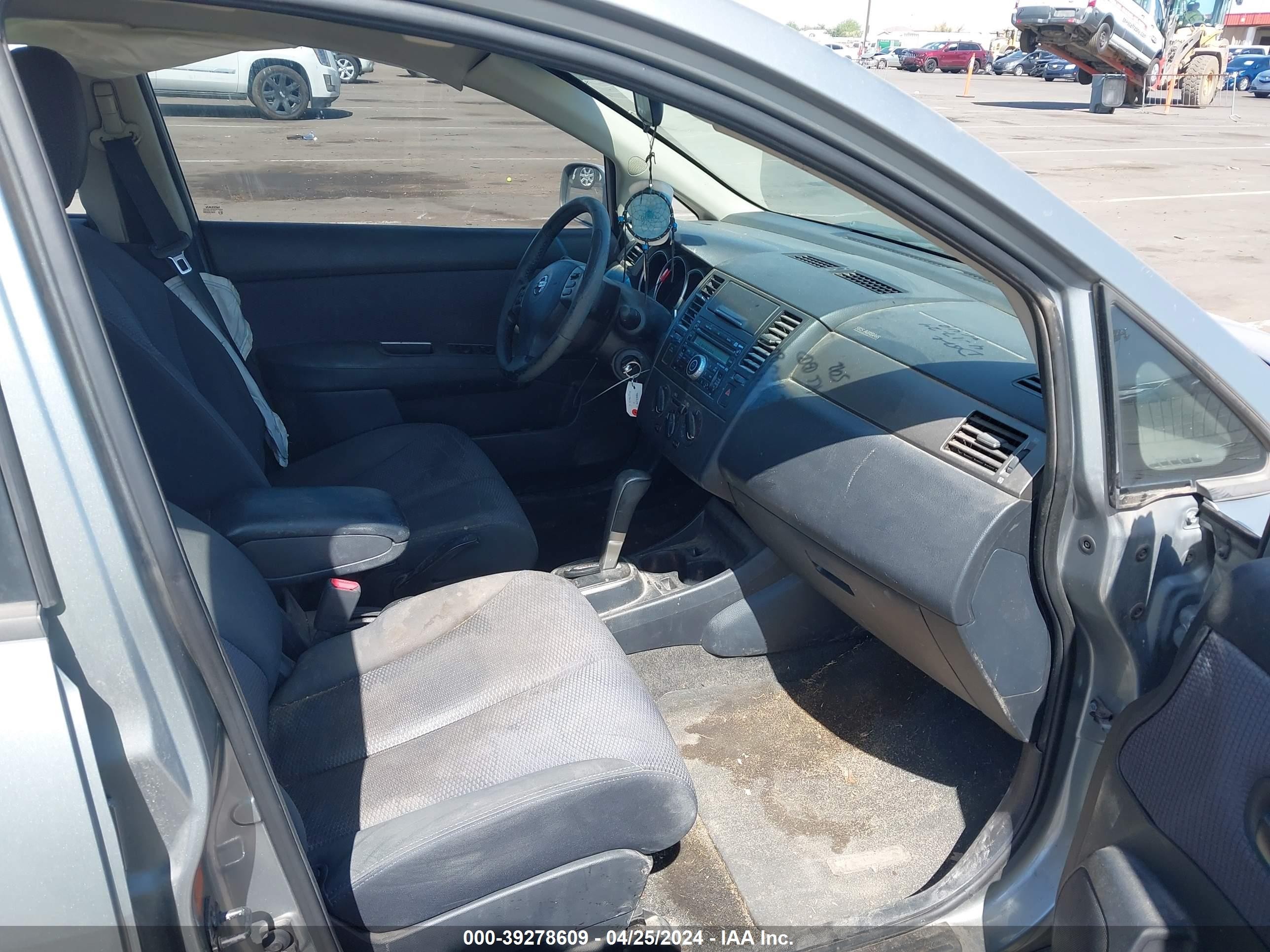 Photo 4 VIN: 3N1BC13E28L388170 - NISSAN VERSA 