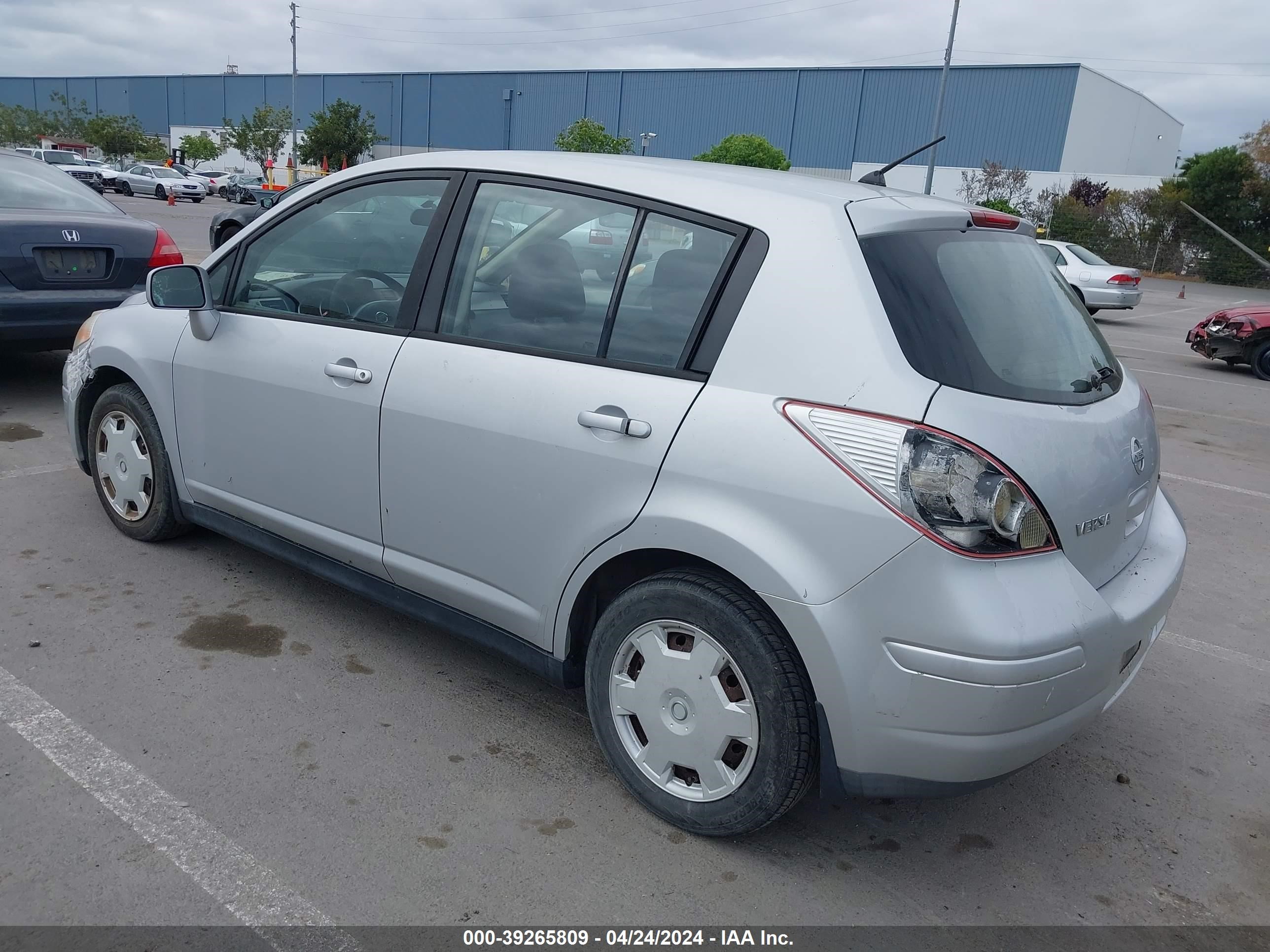 Photo 2 VIN: 3N1BC13E37L444261 - NISSAN VERSA 