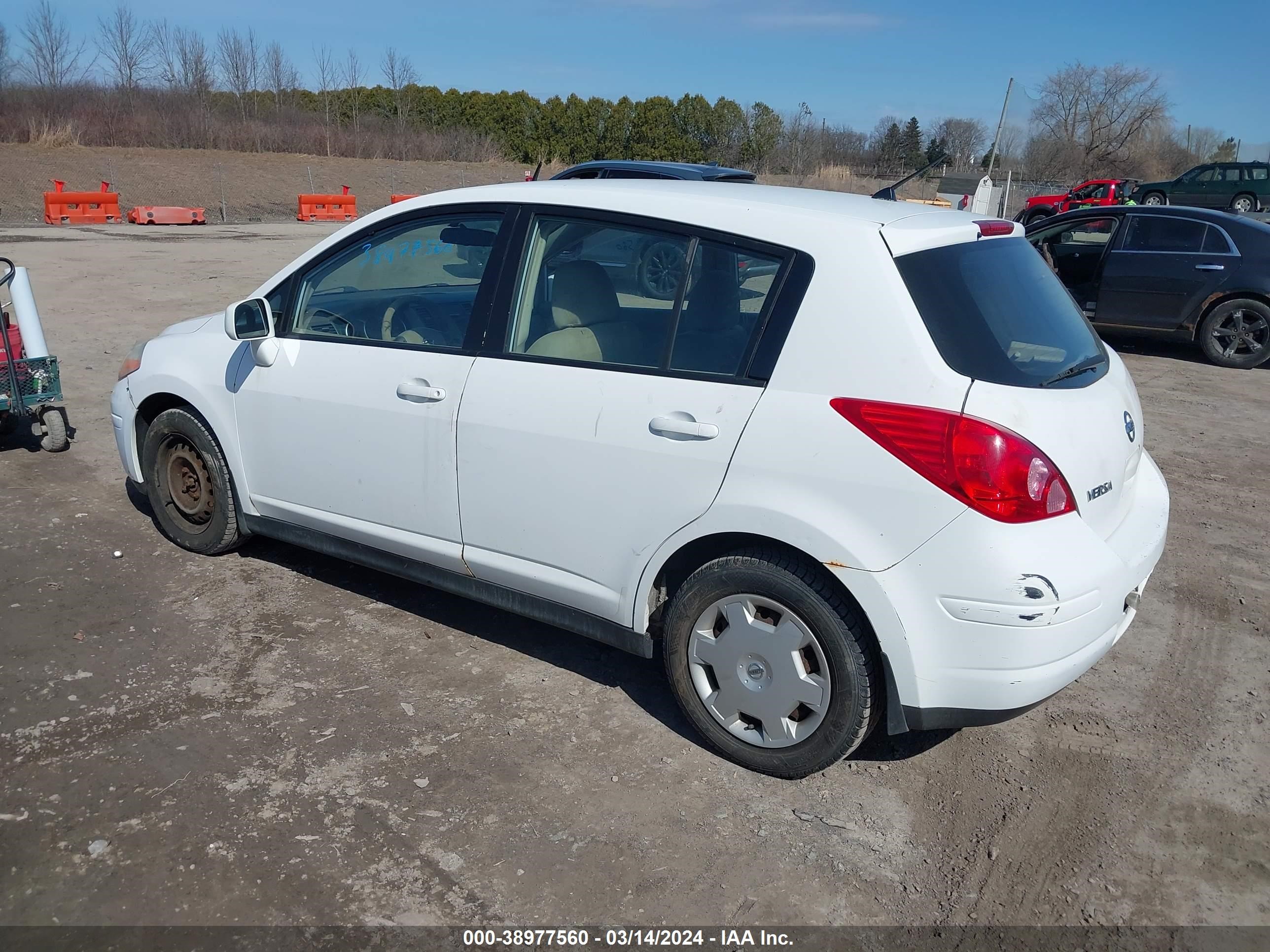 Photo 2 VIN: 3N1BC13E38L418034 - NISSAN VERSA 