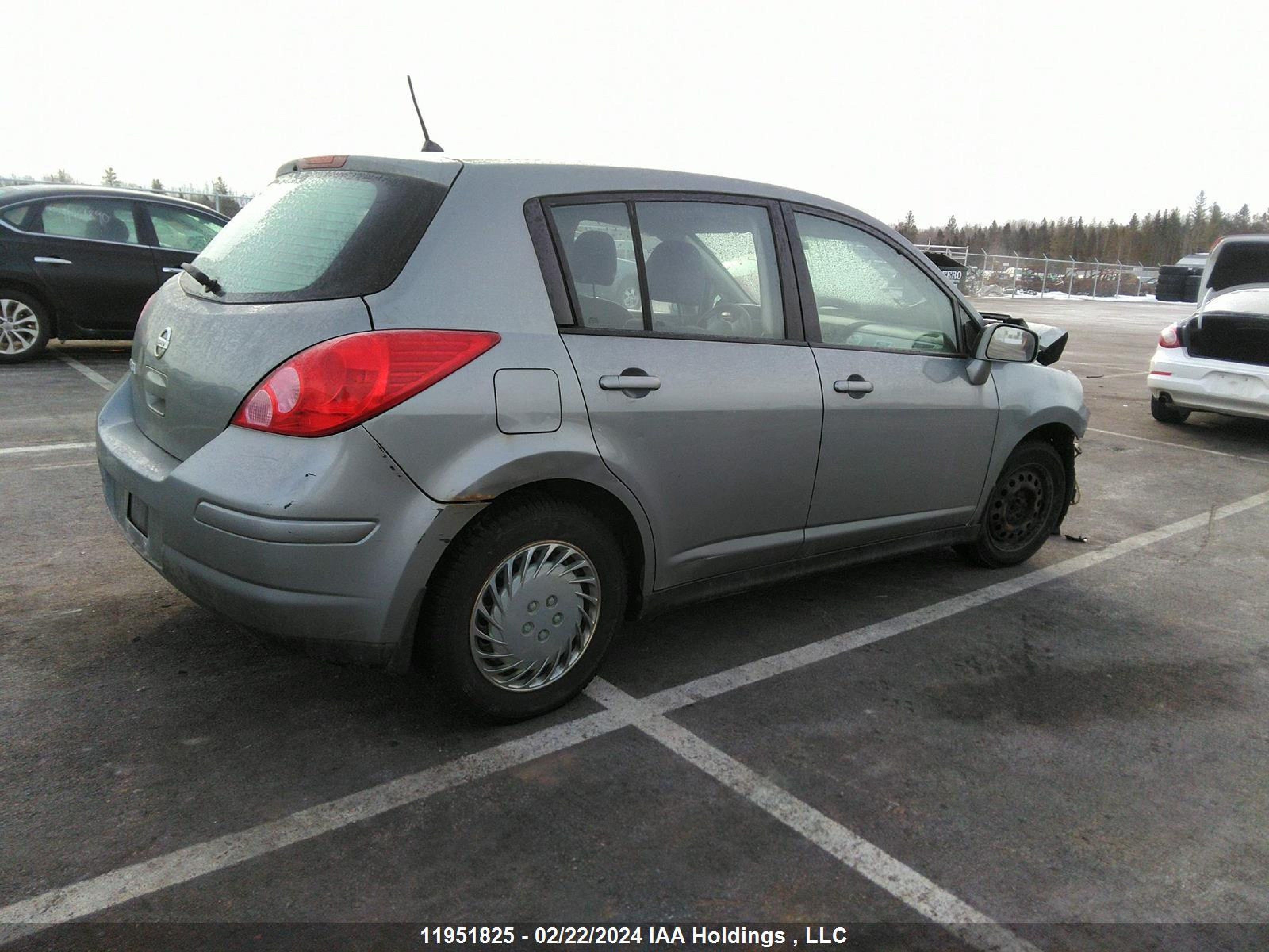 Photo 3 VIN: 3N1BC13E38L451986 - NISSAN VERSA 