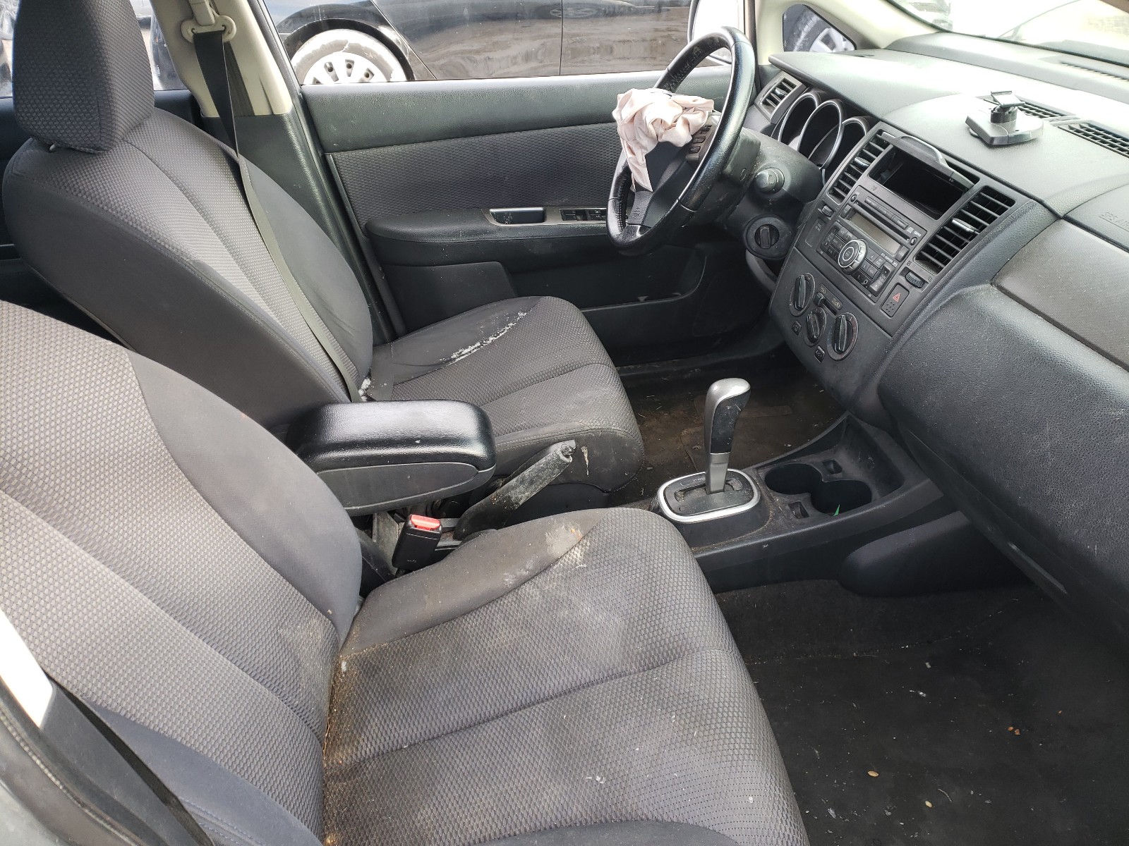 Photo 4 VIN: 3N1BC13E38L459120 - NISSAN VERSA 