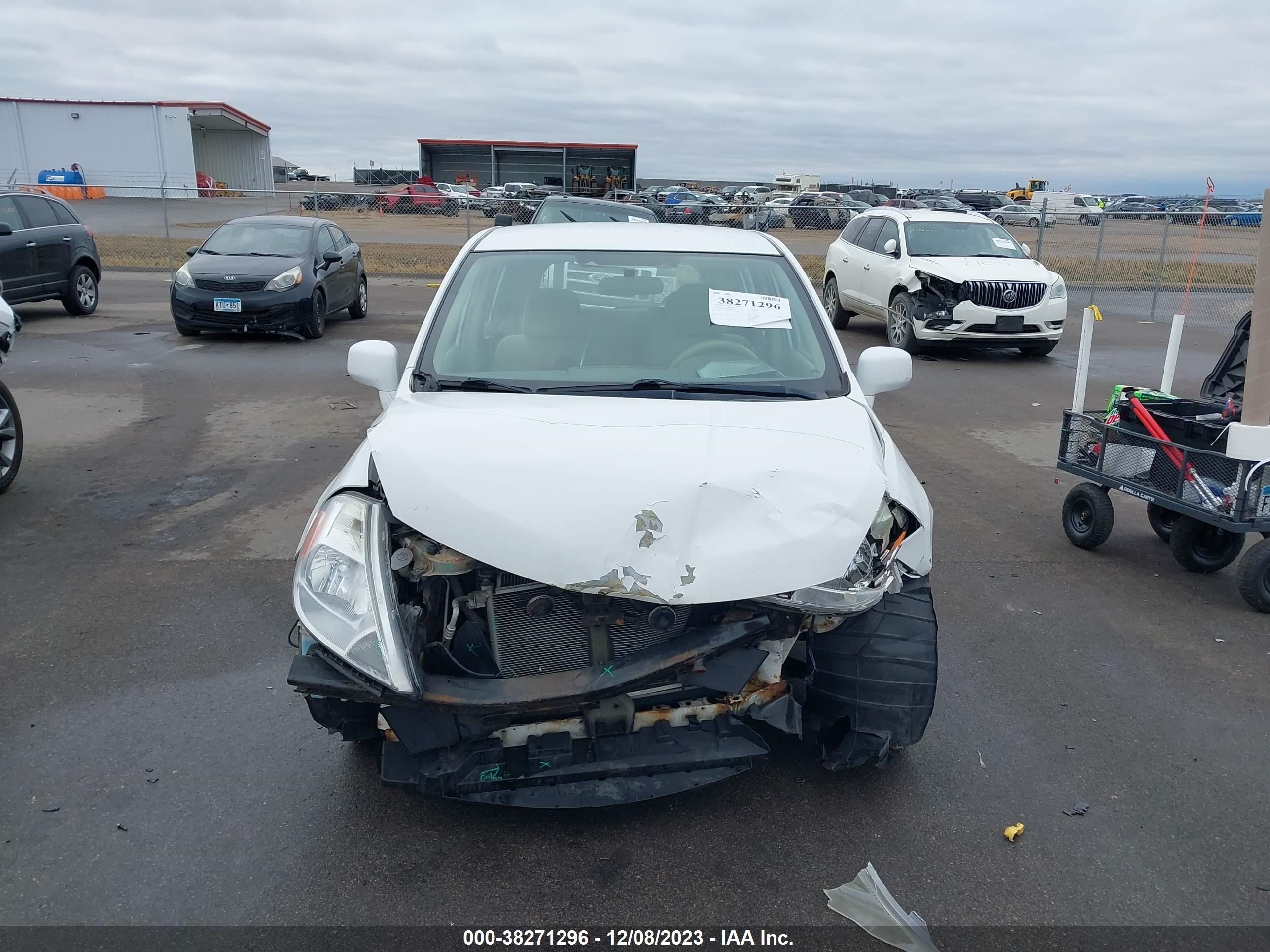 Photo 12 VIN: 3N1BC13E48L384380 - NISSAN VERSA 