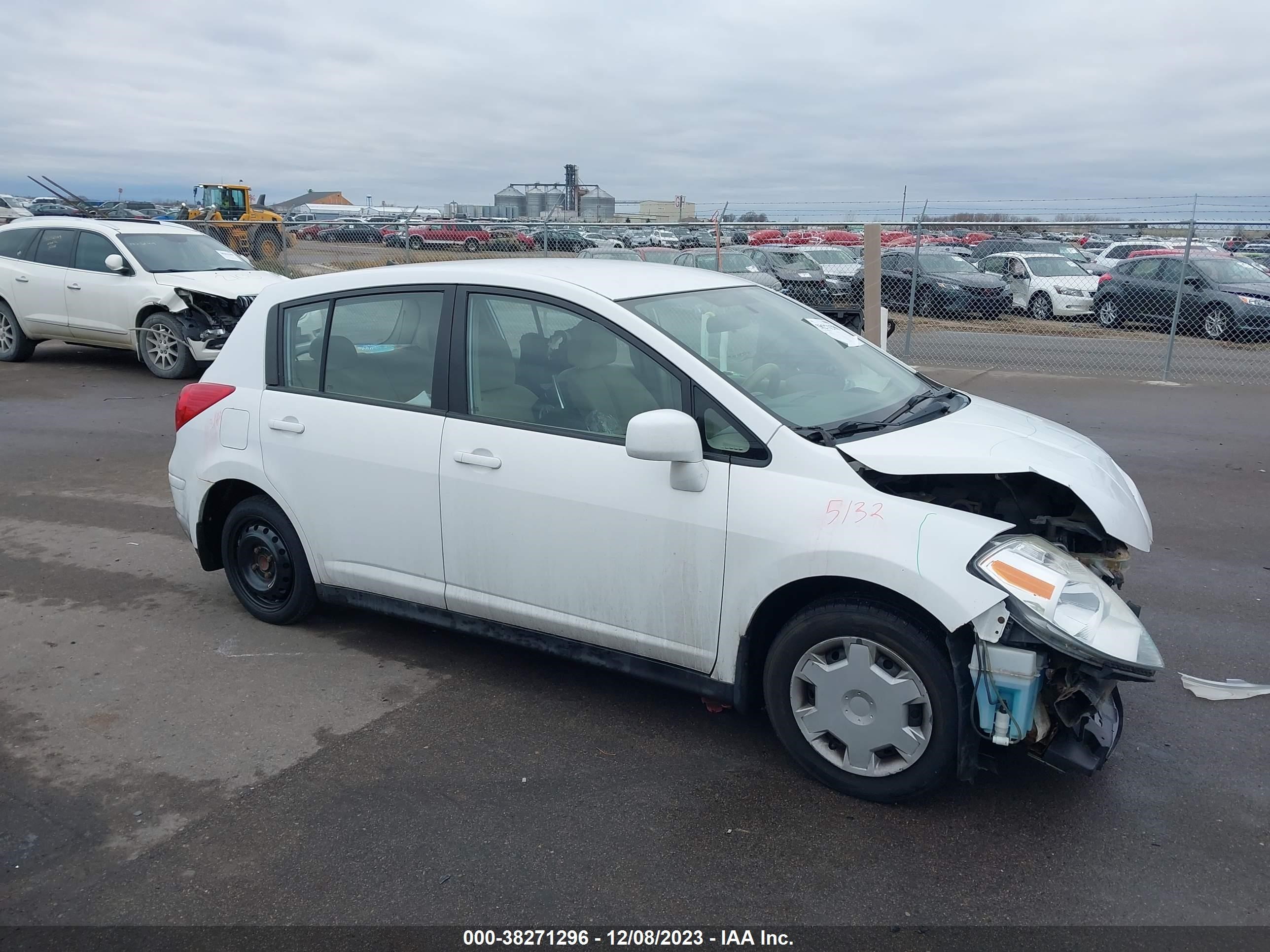 Photo 13 VIN: 3N1BC13E48L384380 - NISSAN VERSA 