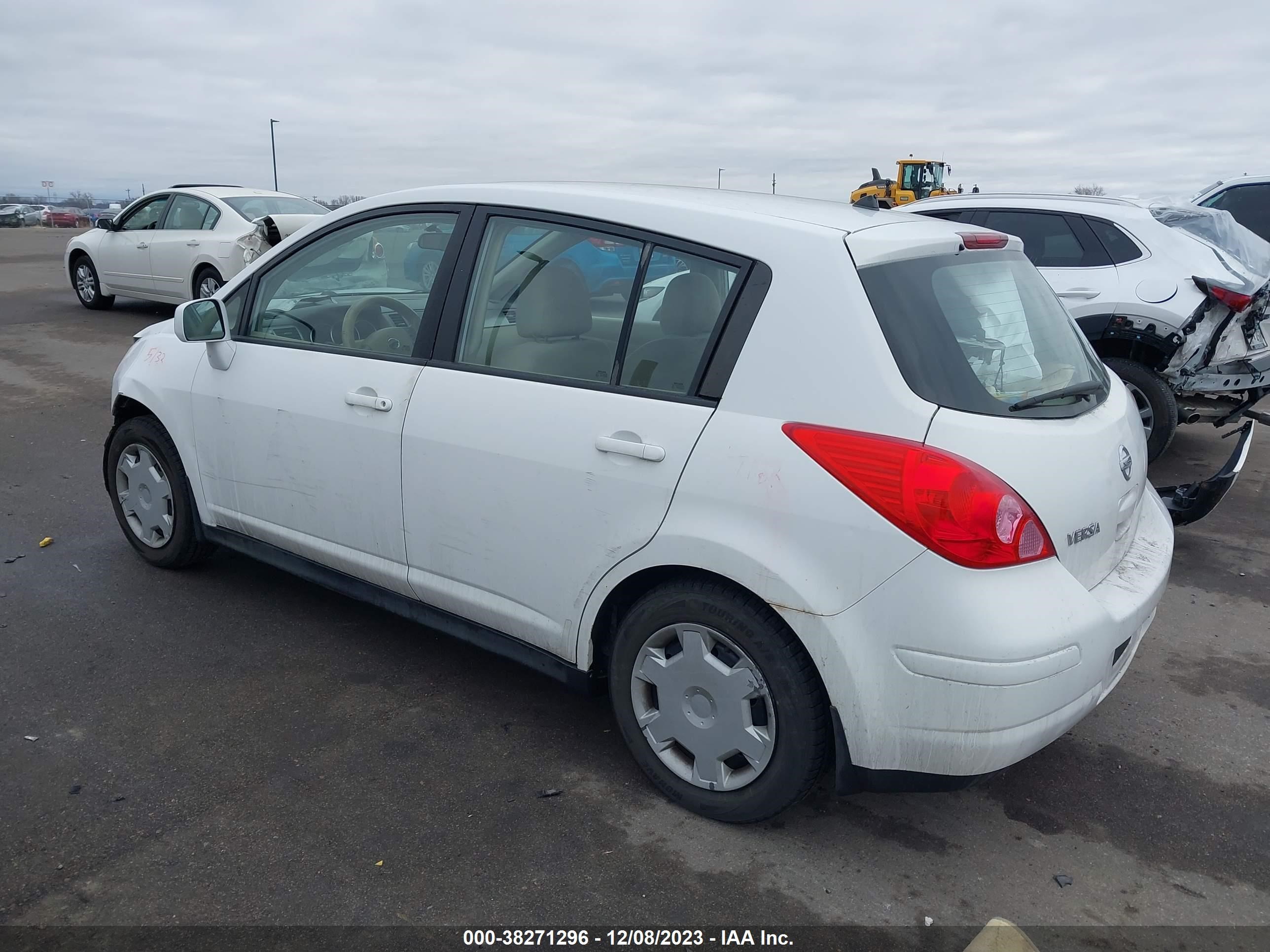 Photo 2 VIN: 3N1BC13E48L384380 - NISSAN VERSA 