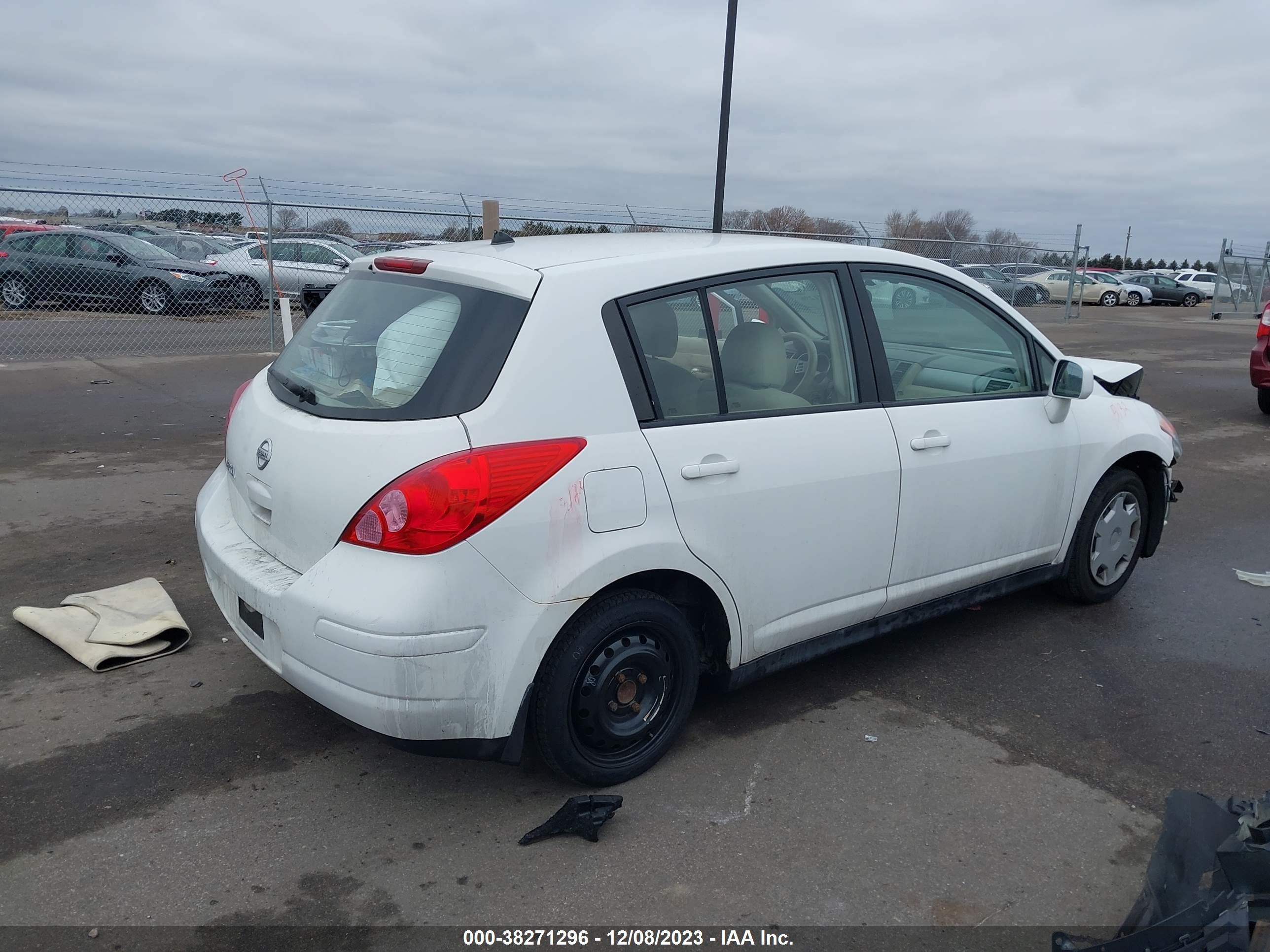 Photo 3 VIN: 3N1BC13E48L384380 - NISSAN VERSA 