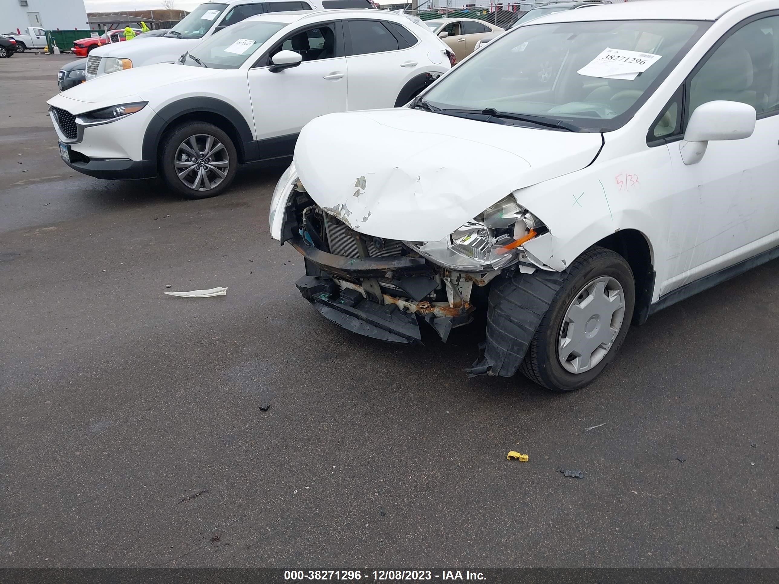 Photo 5 VIN: 3N1BC13E48L384380 - NISSAN VERSA 