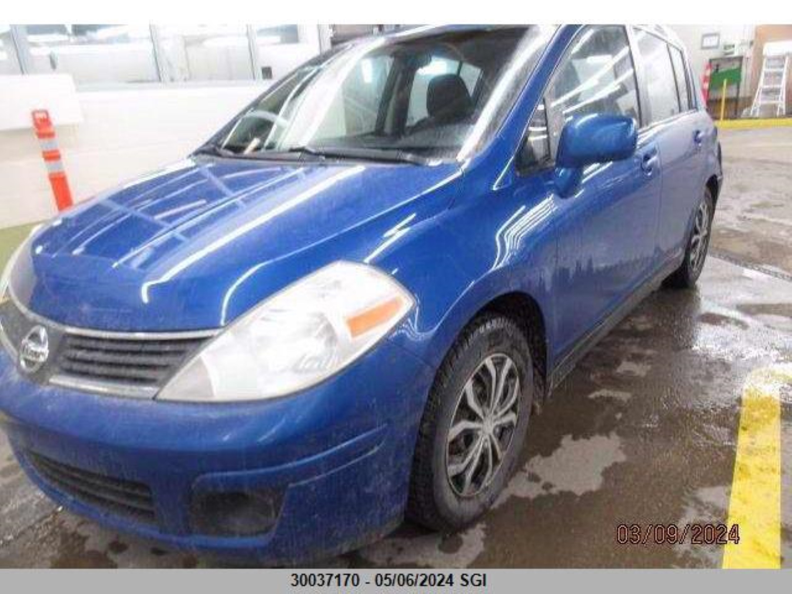 Photo 1 VIN: 3N1BC13E87L415421 - NISSAN VERSA 