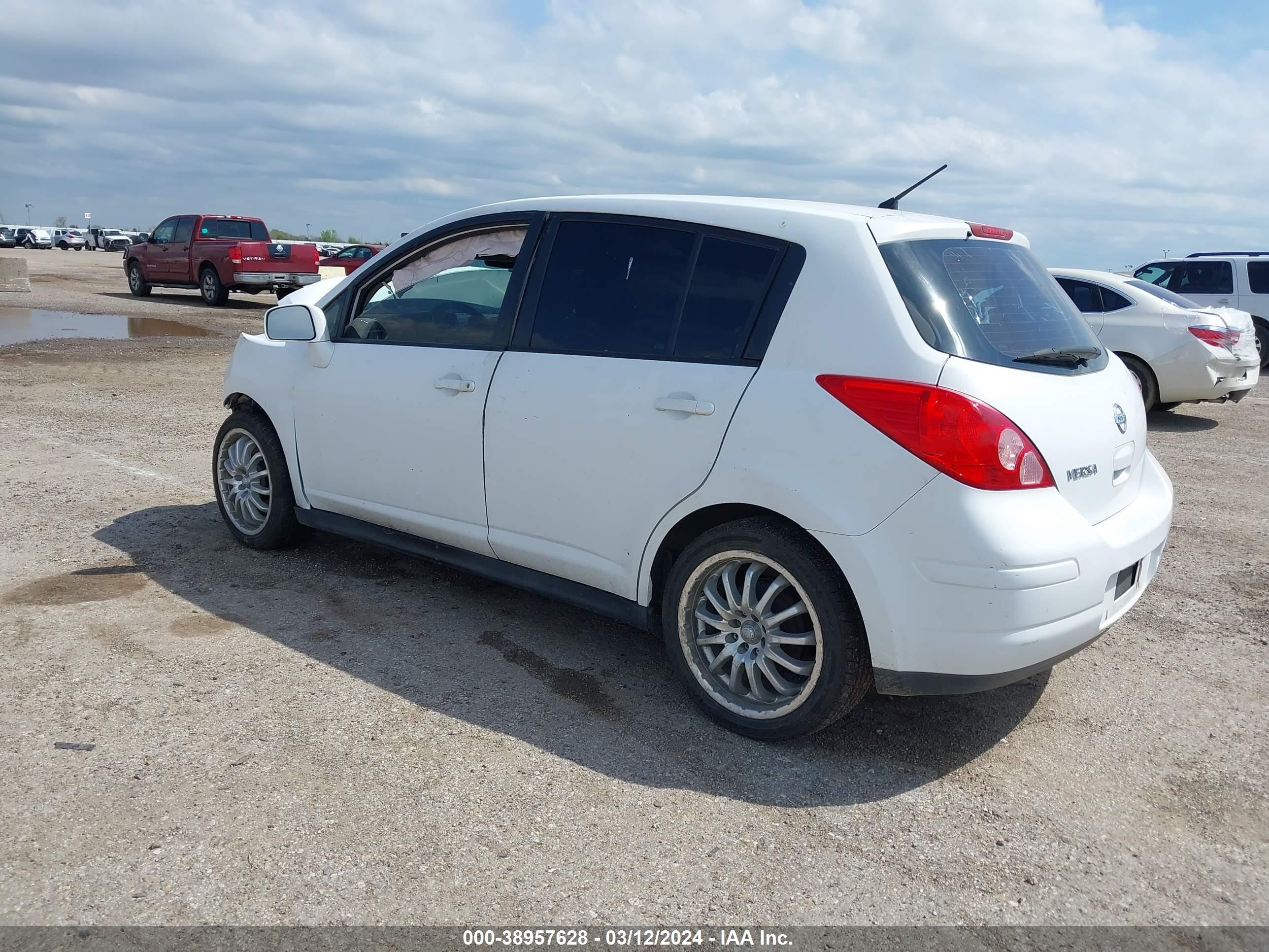 Photo 2 VIN: 3N1BC1CP4BL430881 - NISSAN VERSA 