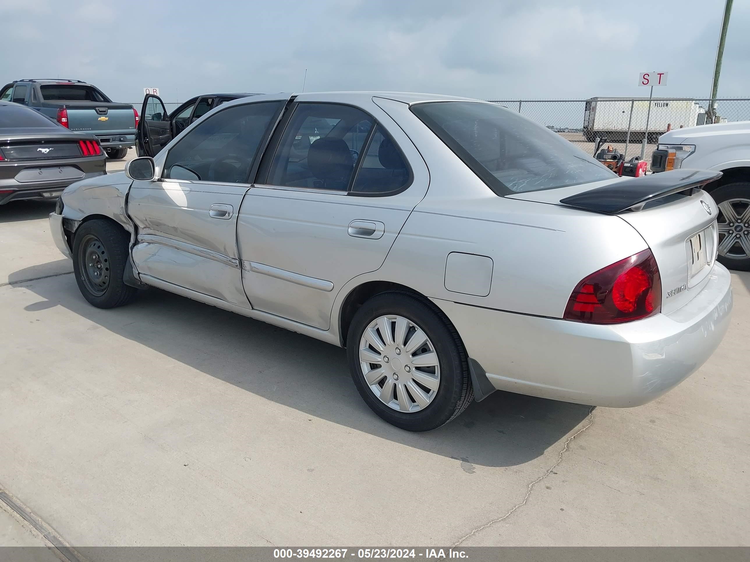 Photo 2 VIN: 3N1CB51D05L582474 - NISSAN SENTRA 