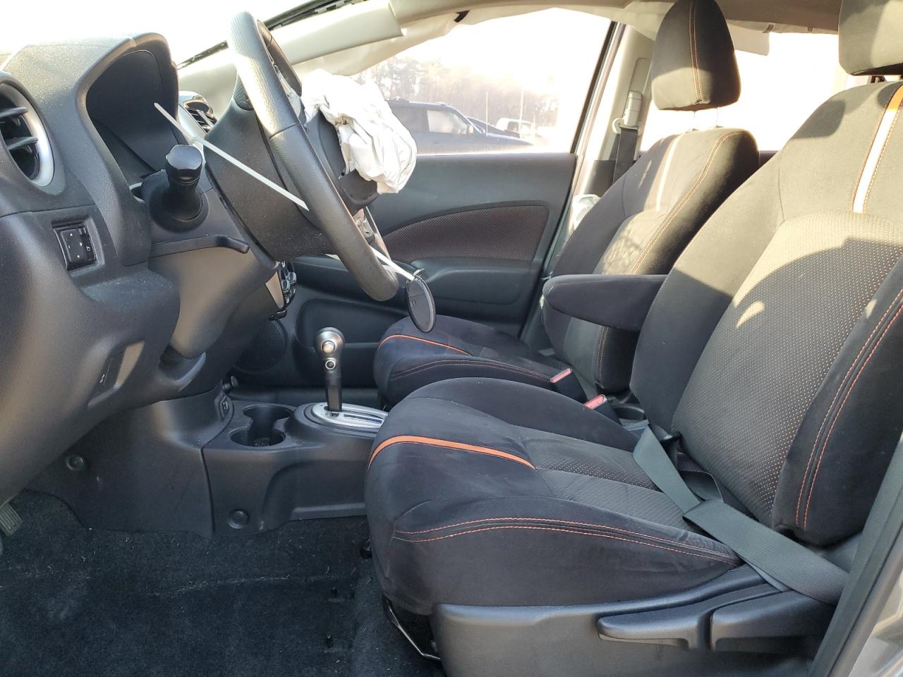 Photo 6 VIN: 3N1CE2CP2JL353219 - NISSAN VERSA 