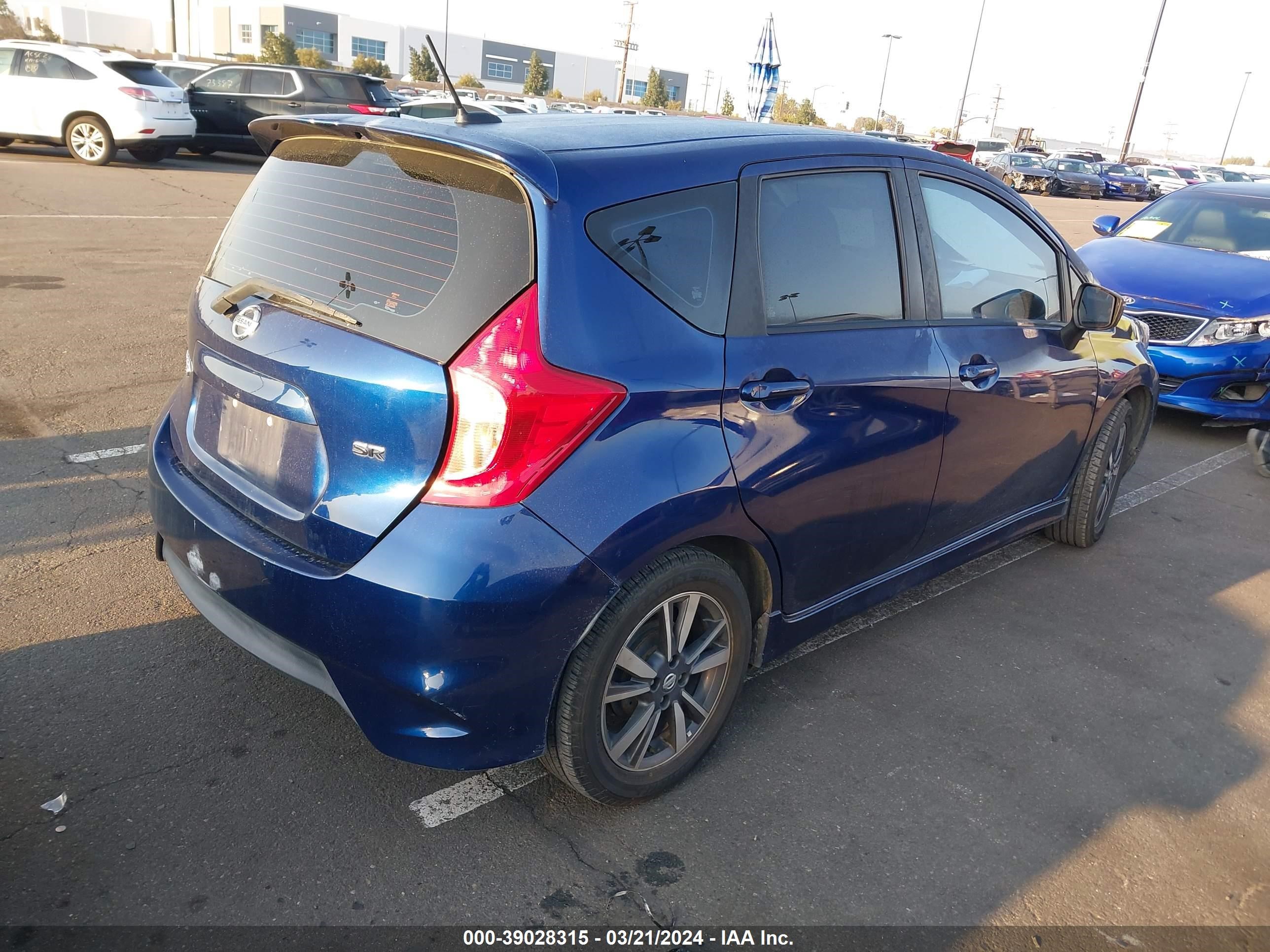 Photo 3 VIN: 3N1CE2CP2JL356623 - NISSAN VERSA 