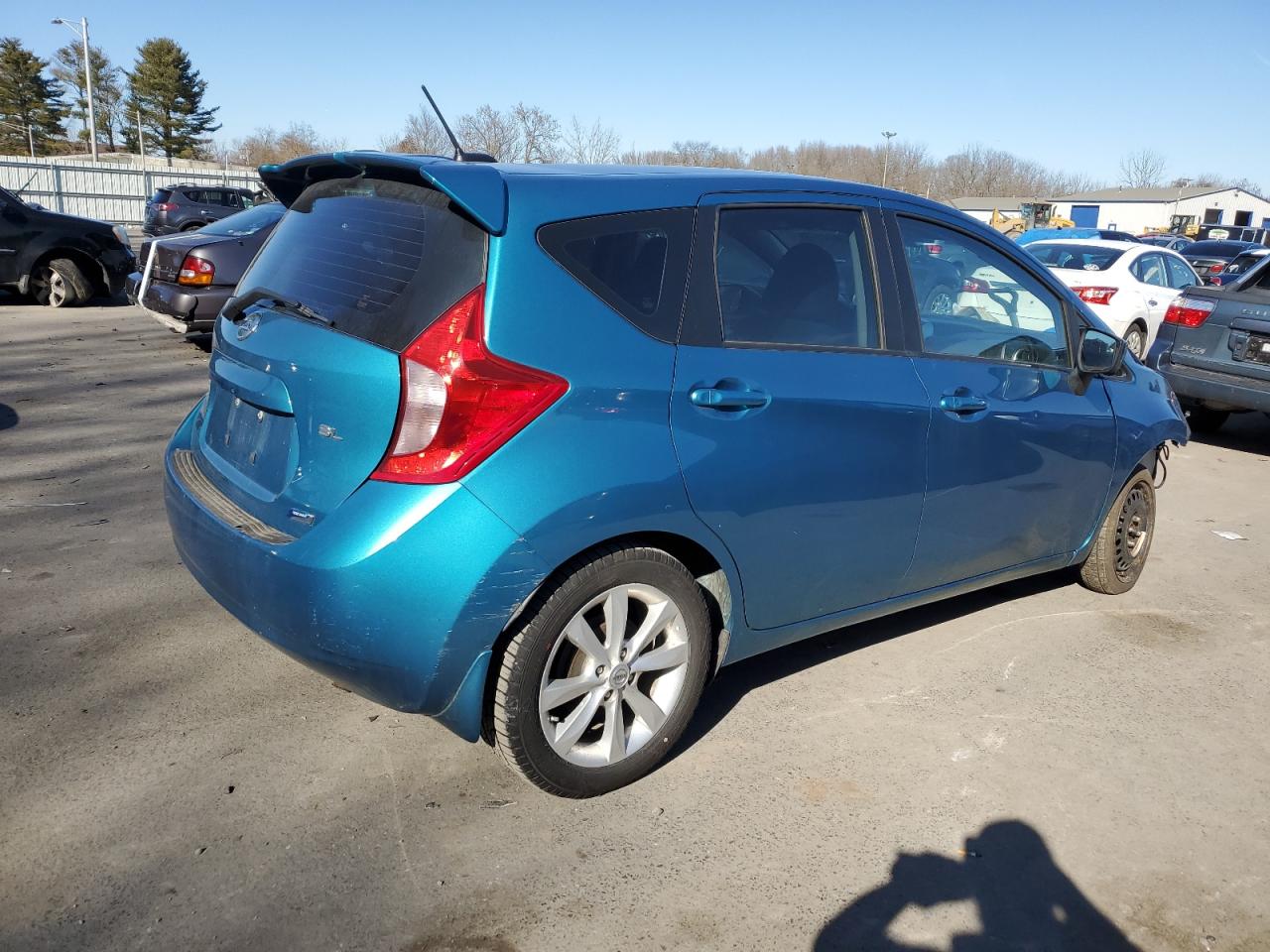 Photo 2 VIN: 3N1CE2CP3FL409806 - NISSAN VERSA 