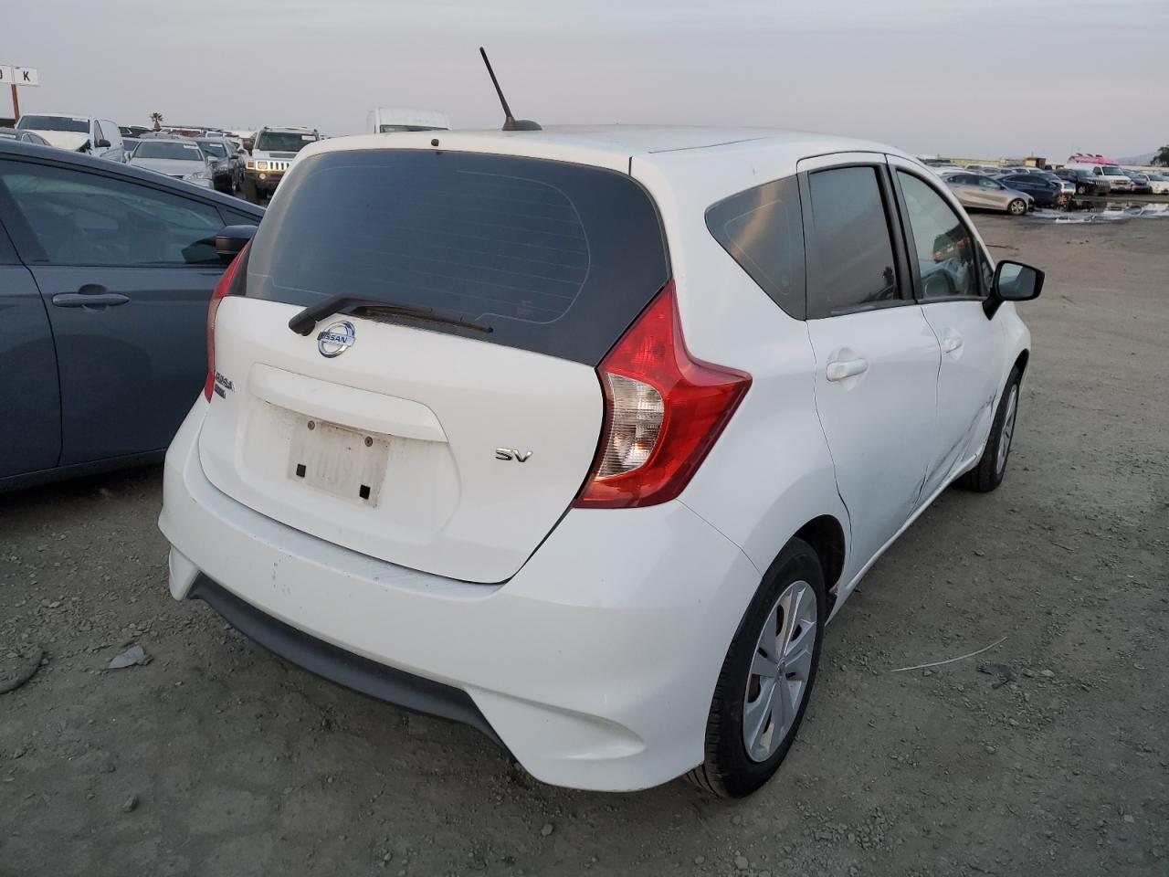 Photo 2 VIN: 3N1CE2CP5JL364974 - NISSAN VERSA 