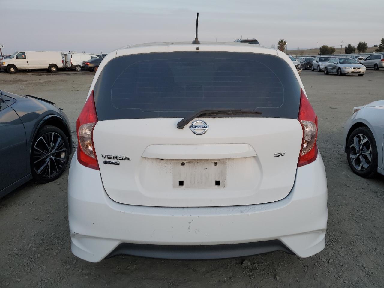 Photo 5 VIN: 3N1CE2CP5JL364974 - NISSAN VERSA 