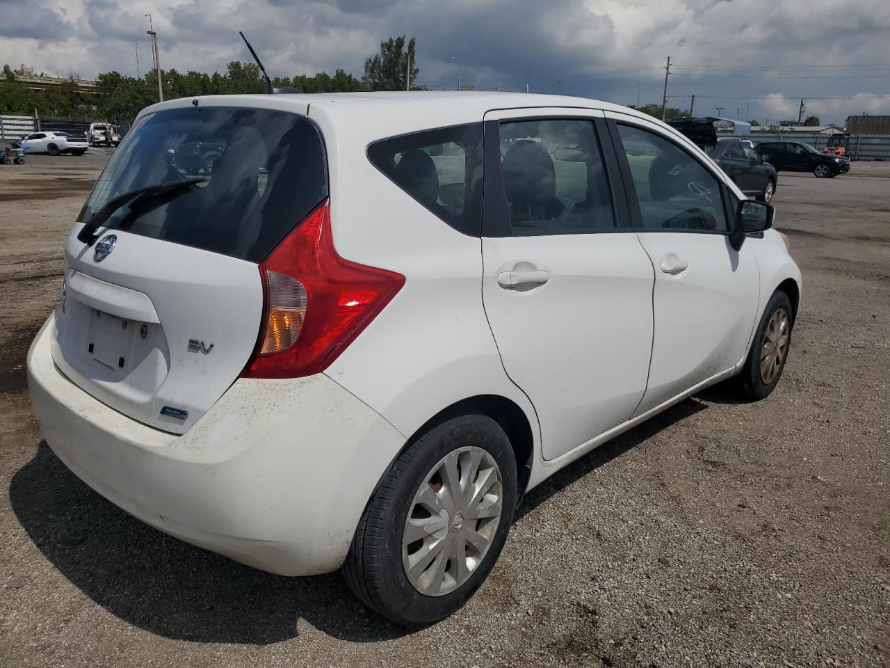 Photo 2 VIN: 3N1CE2CP7GL352222 - NISSAN VERSA 