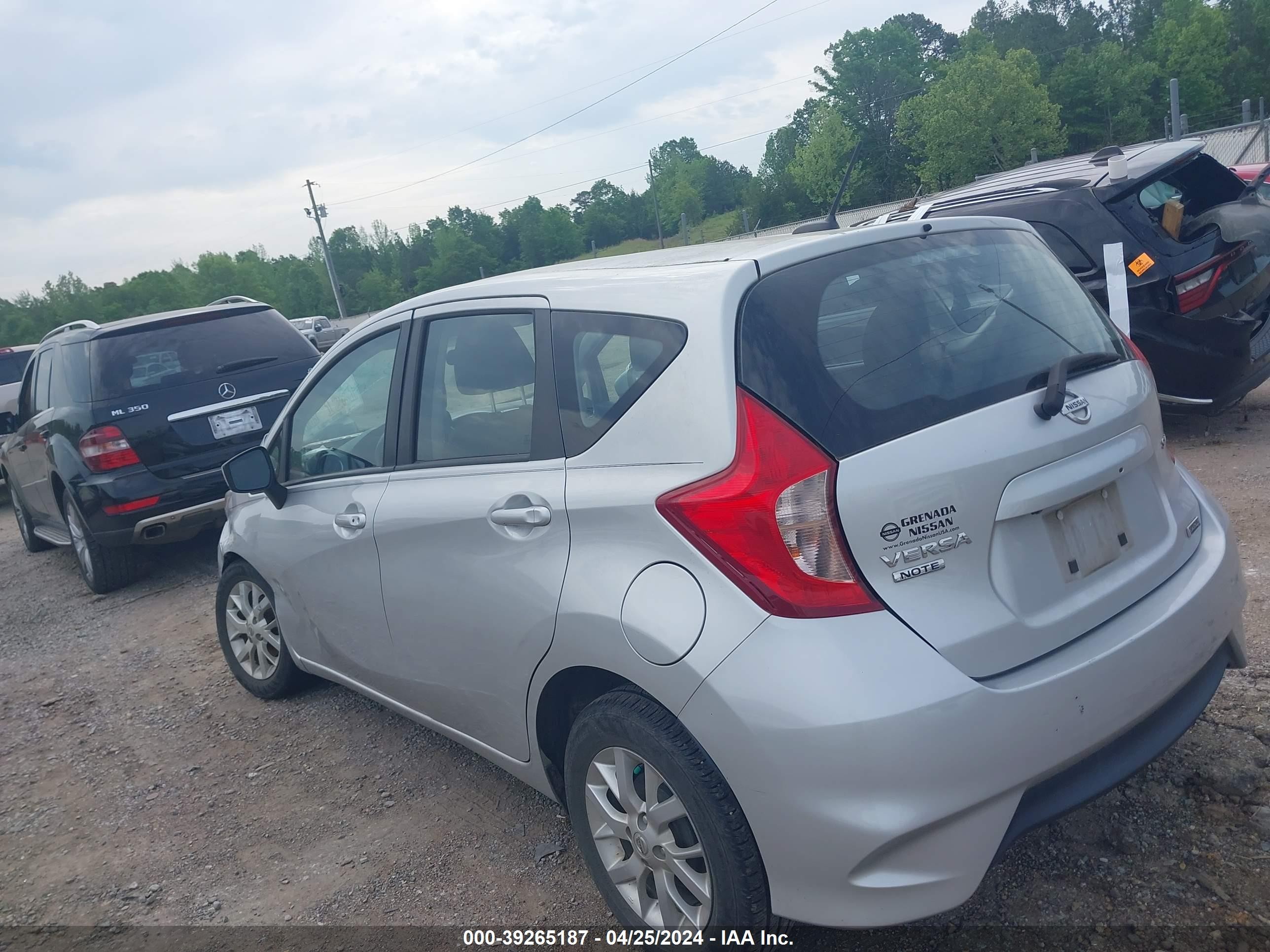 Photo 2 VIN: 3N1CE2CP7JL359615 - NISSAN VERSA 