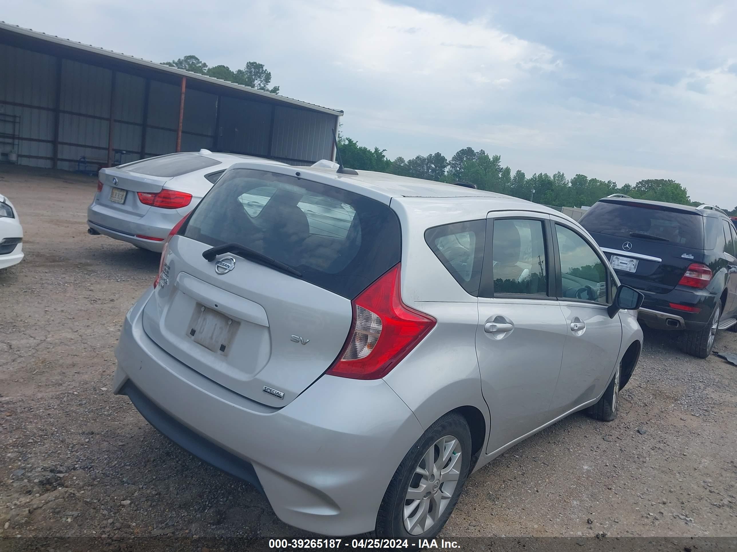 Photo 3 VIN: 3N1CE2CP7JL359615 - NISSAN VERSA 