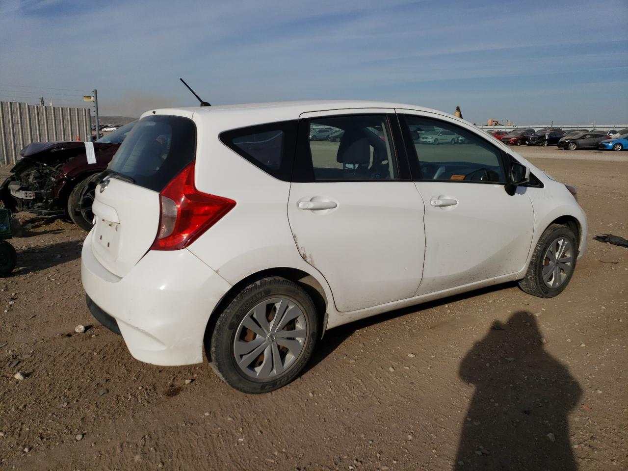 Photo 2 VIN: 3N1CE2CP8JL355282 - NISSAN VERSA 