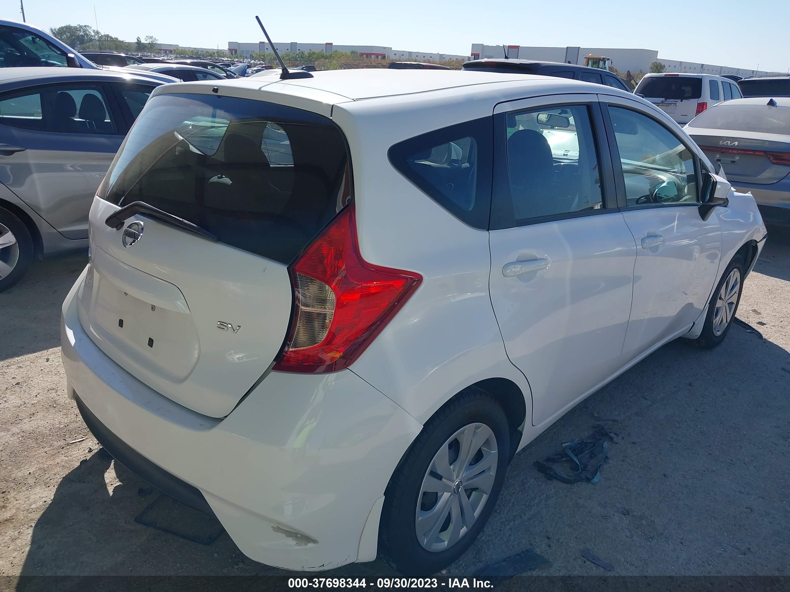 Photo 3 VIN: 3N1CE2CPXJL355641 - NISSAN VERSA 