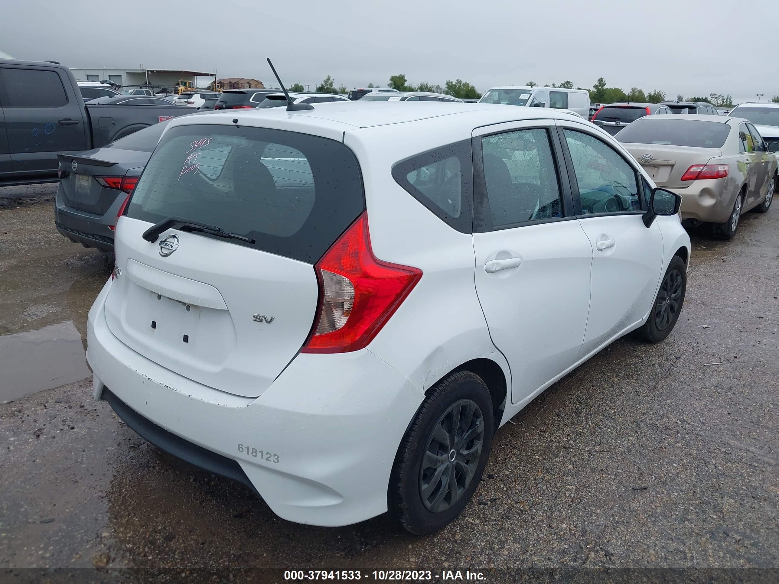 Photo 3 VIN: 3N1CE2CPXJL366669 - NISSAN VERSA 