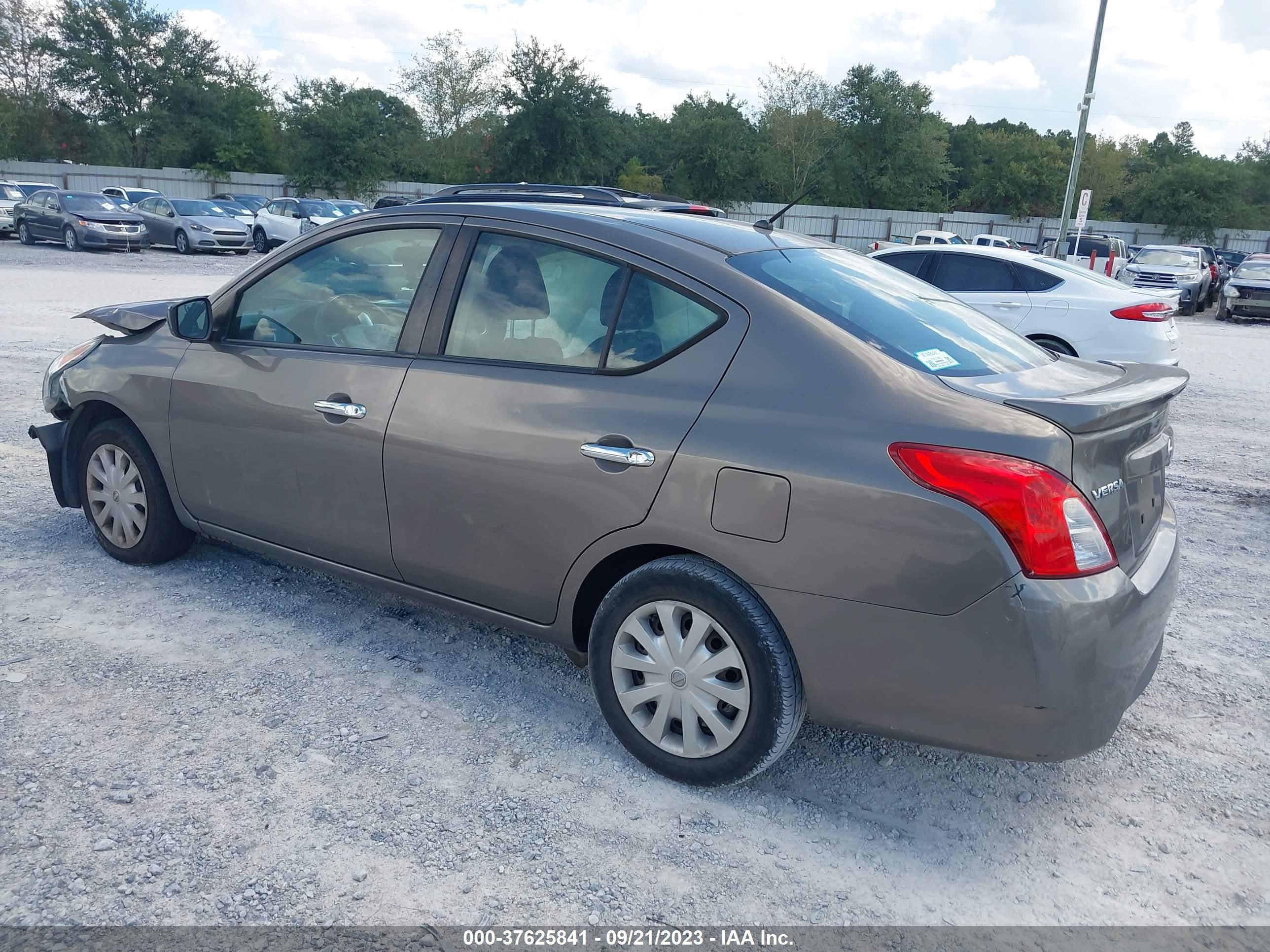 Photo 2 VIN: 3N1CN7AP0HK446949 - NISSAN VERSA 