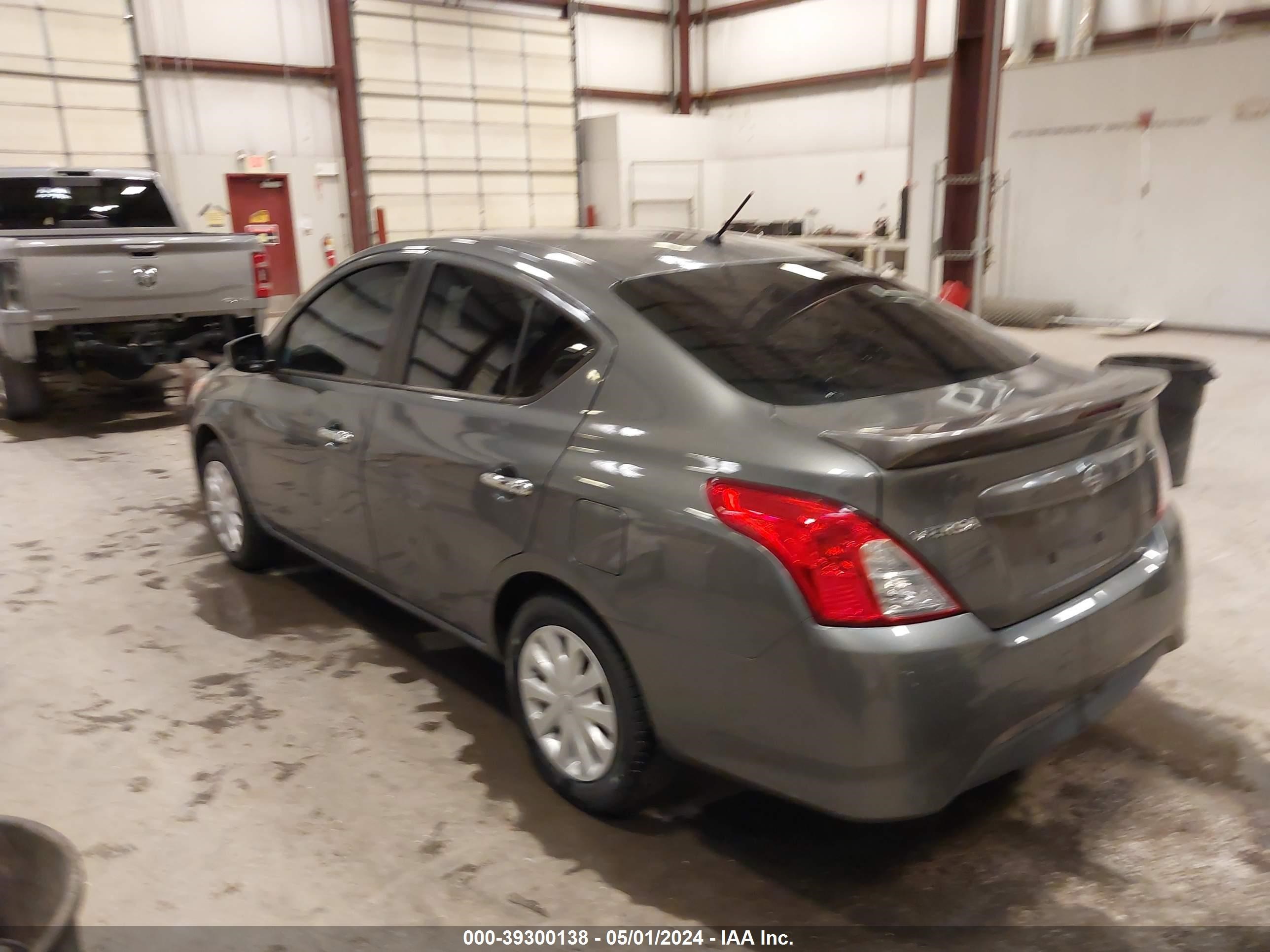 Photo 2 VIN: 3N1CN7AP0JL813302 - NISSAN VERSA 