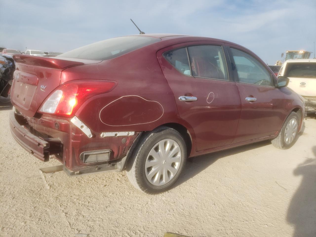 Photo 2 VIN: 3N1CN7AP0JL835798 - NISSAN VERSA 